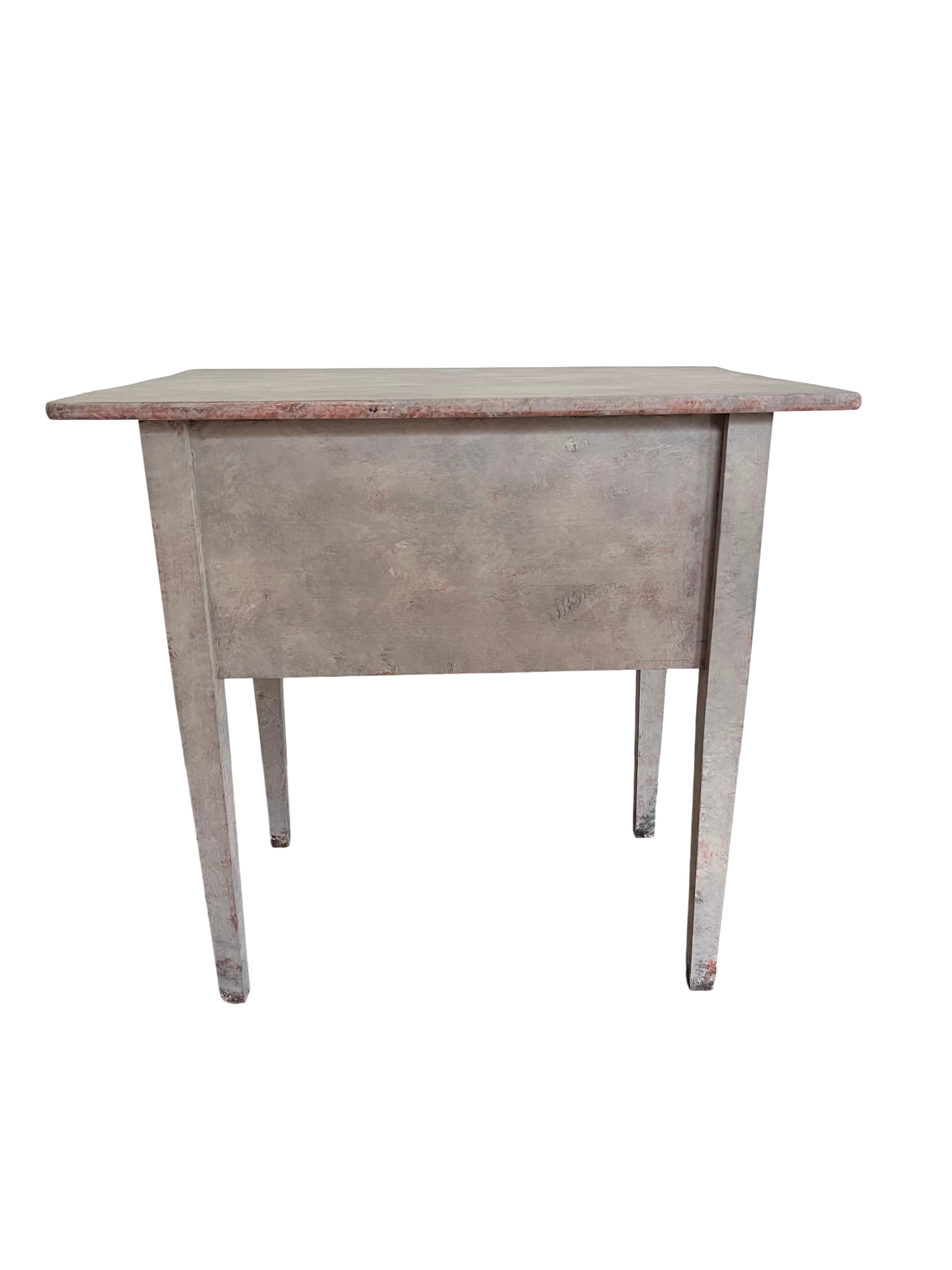Tavolino svedese con un cassetto realizzato in stile gustaviano intorno al 1910-1920
Restaurata e dipinta in grigio chiaro su fondo rosso, con una superficie a effetto angosciante per un'autentica sensazione di antico.
Struttura sana e solida.
Gambe