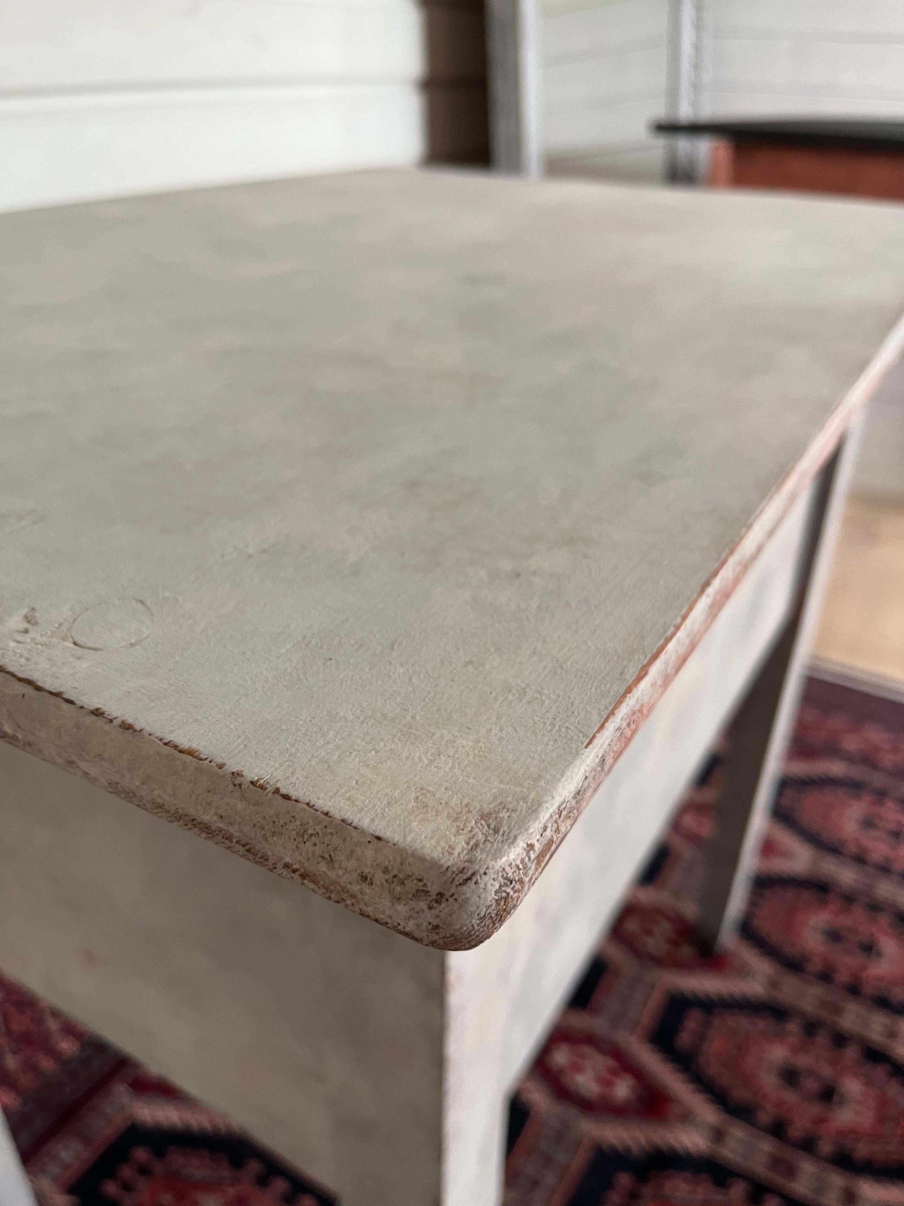 Tavolino svedese del XX secolo dipinto in stile gustaviano In condizioni discrete in vendita a Kvidinge, SE