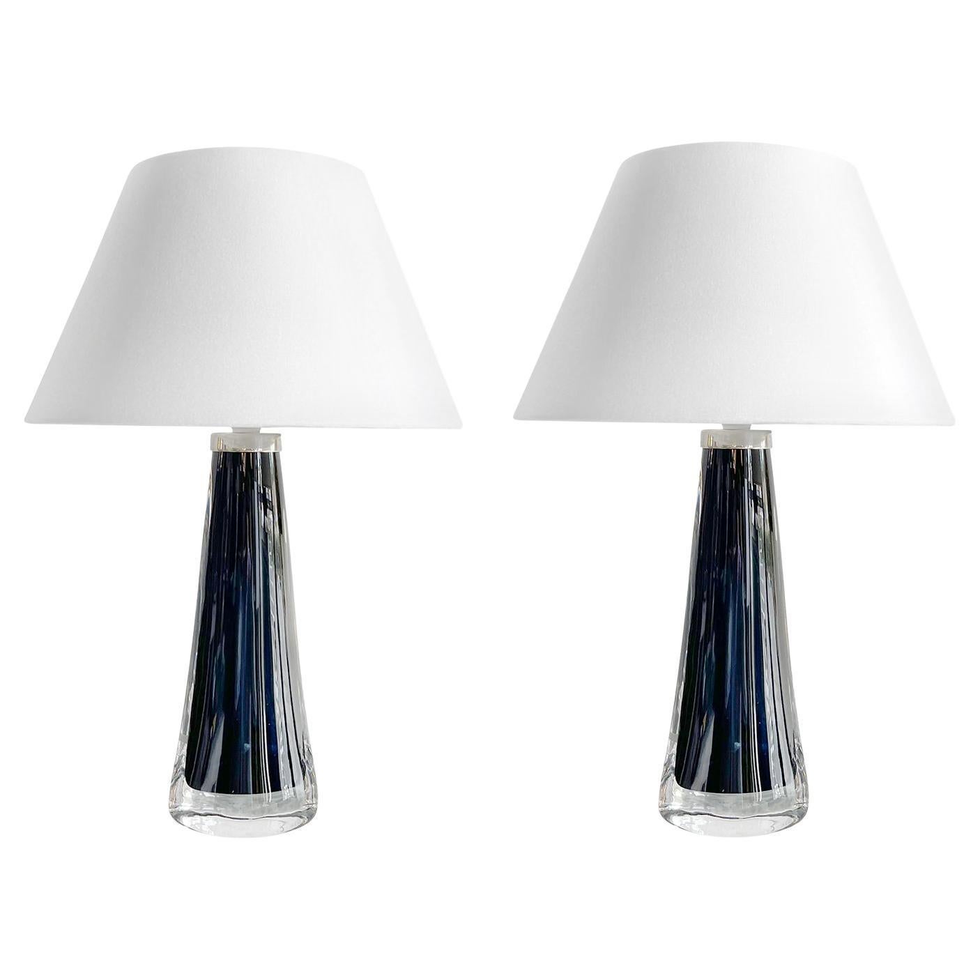 Pareja sueca del siglo XX de lámparas de mesa Orrefors azul oscuro de Carl Fagerlund