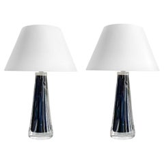 Paire de lampes de table Orrefors bleu foncé du 20e siècle en Suède par Carl Fagerlund