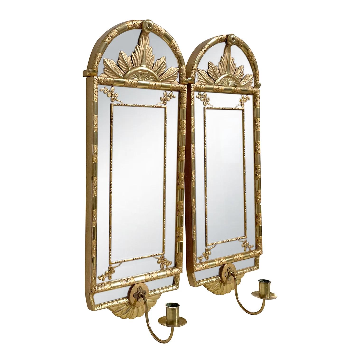 Paire de miroirs muraux anciens de style gustavien suédois, dorés, avec leur verre réfléchissant d'origine, fabriqués en bois de pin doré à la main, conçus par Carl A. Carlsson, en bon état. Le décor mural scandinave est mis en valeur par des