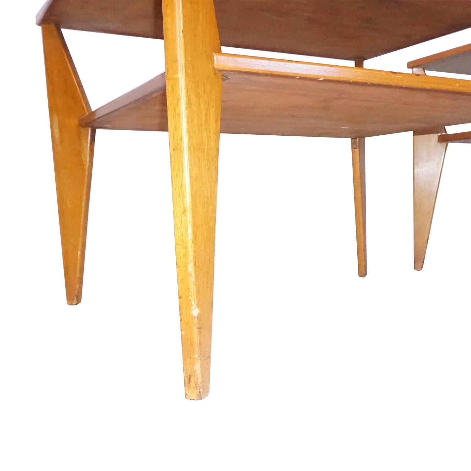 Siglo XX Pareja sueca de mesas auxiliares y auxiliares vintage de nogal de dos pisos Tallado a mano en venta