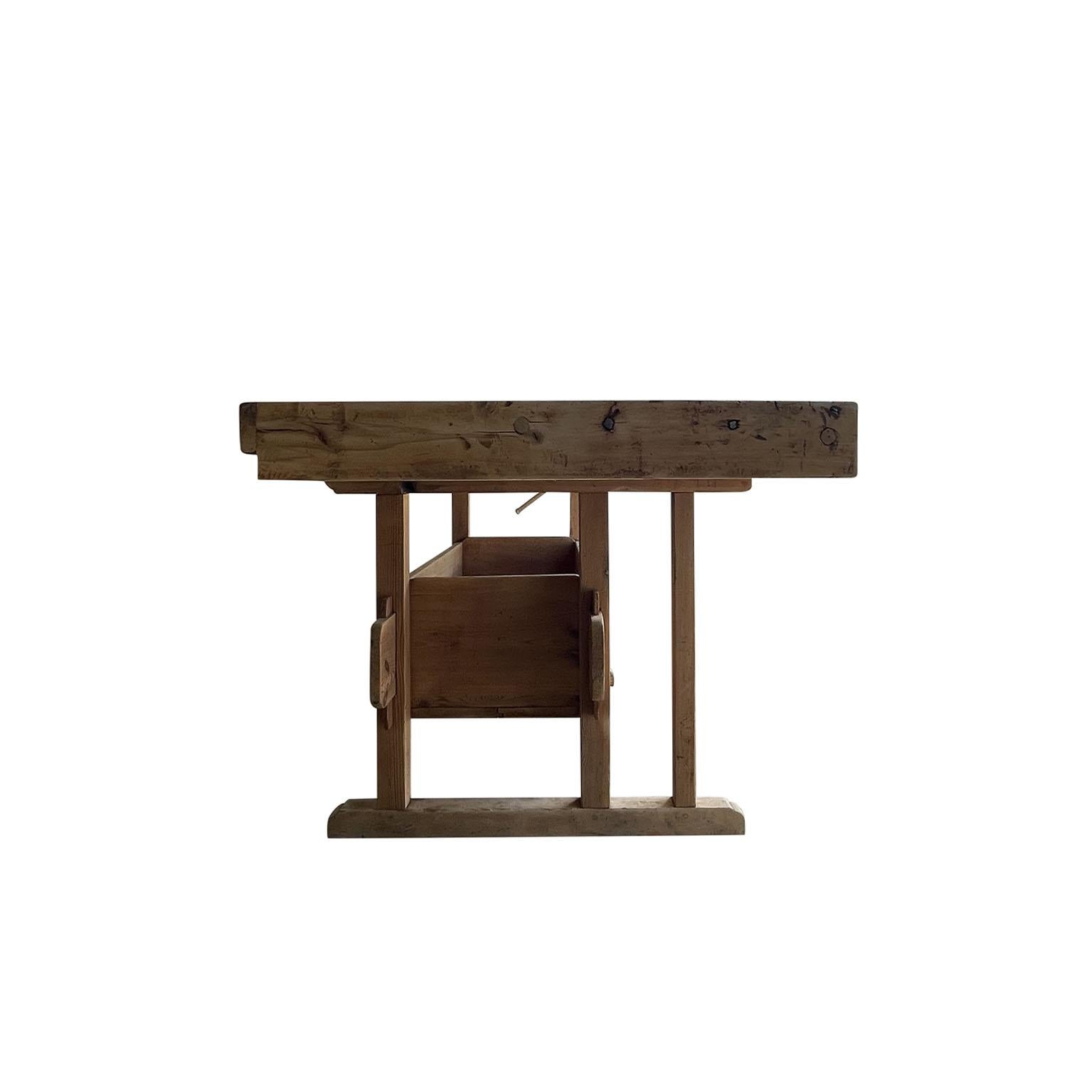 Gustavien 20th Century Swedish Pine Carpentry Bench - Antique Scandinavian Work Table en vente