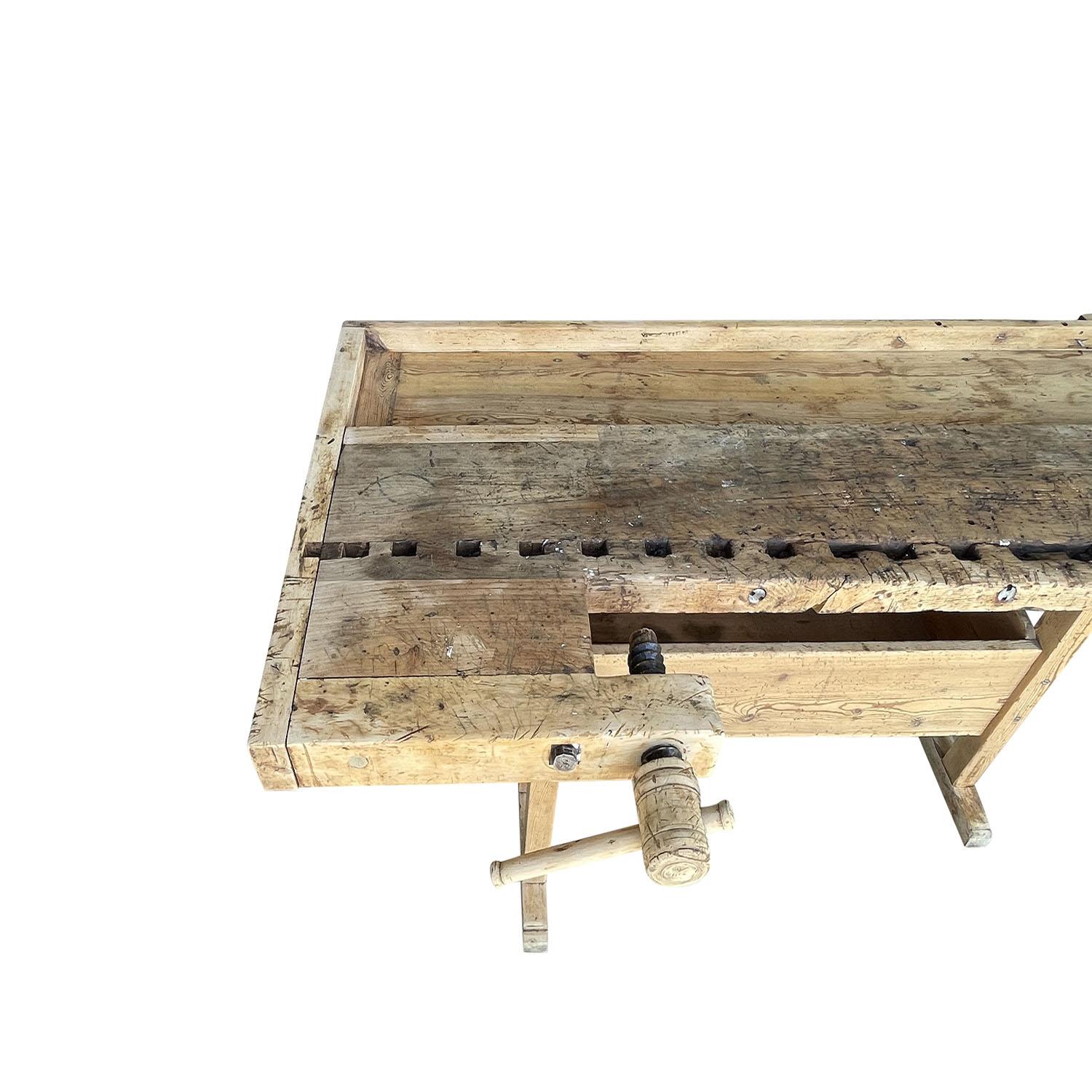 Sculpté à la main 20th Century Swedish Pine Carpentry Bench - Antique Scandinavian Work Table en vente