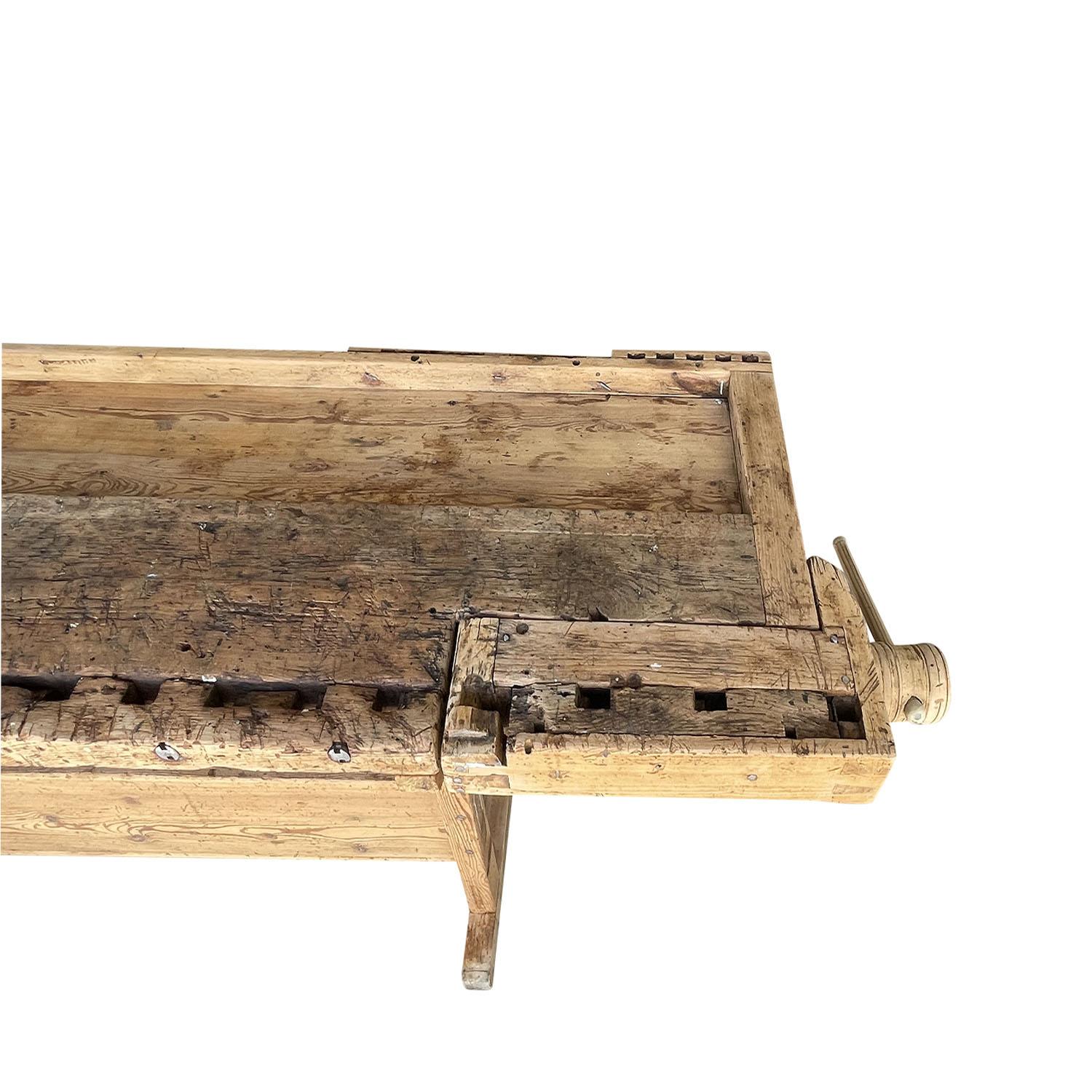 20th Century Swedish Pine Carpentry Bench - Antique Scandinavian Work Table Bon état - En vente à West Palm Beach, FL