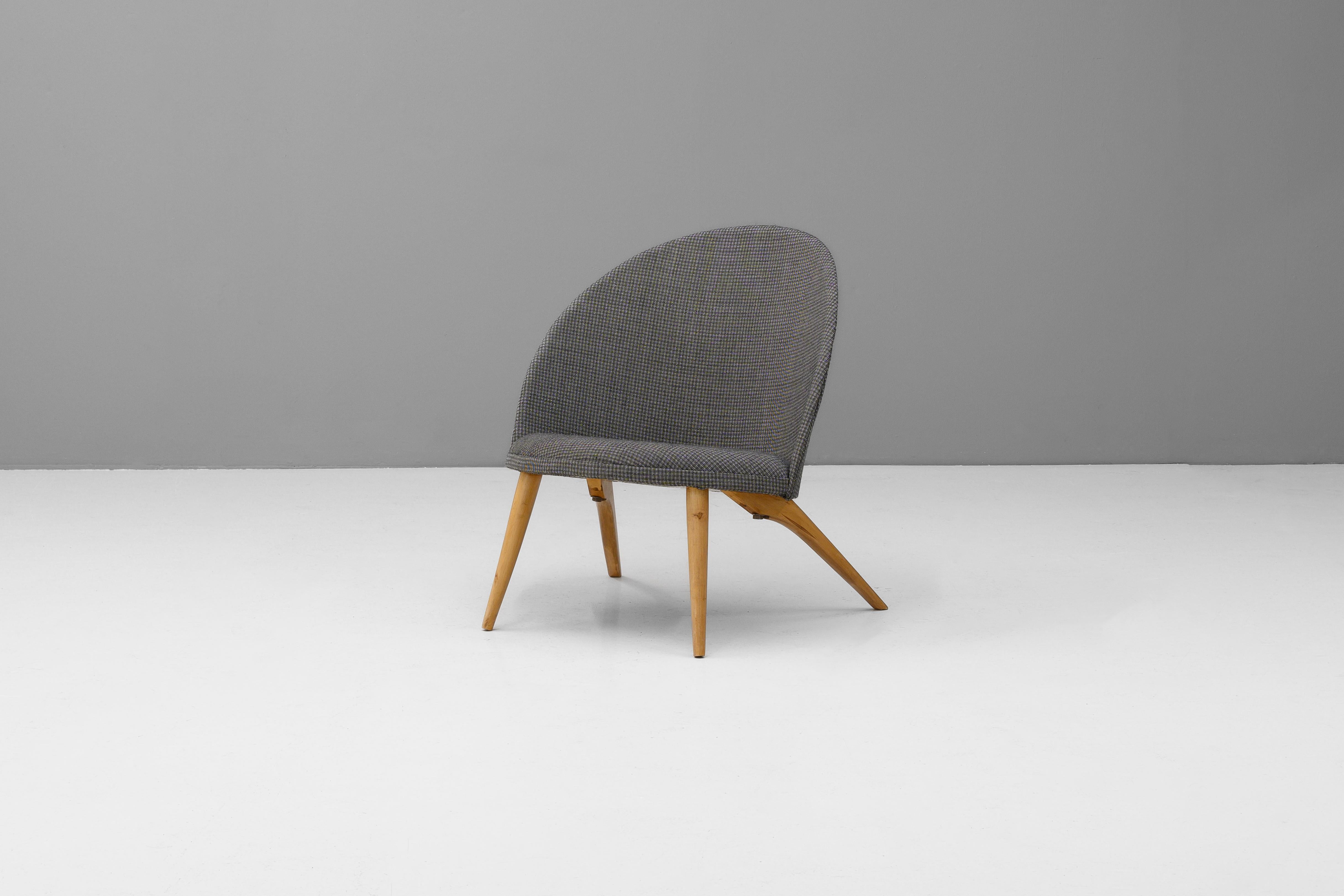 Chaise suédoise inhabituelle du milieu du siècle avec un dossier en contreplaqué façonné. Nouvellement rembourré avec des pieds en hêtre massif.