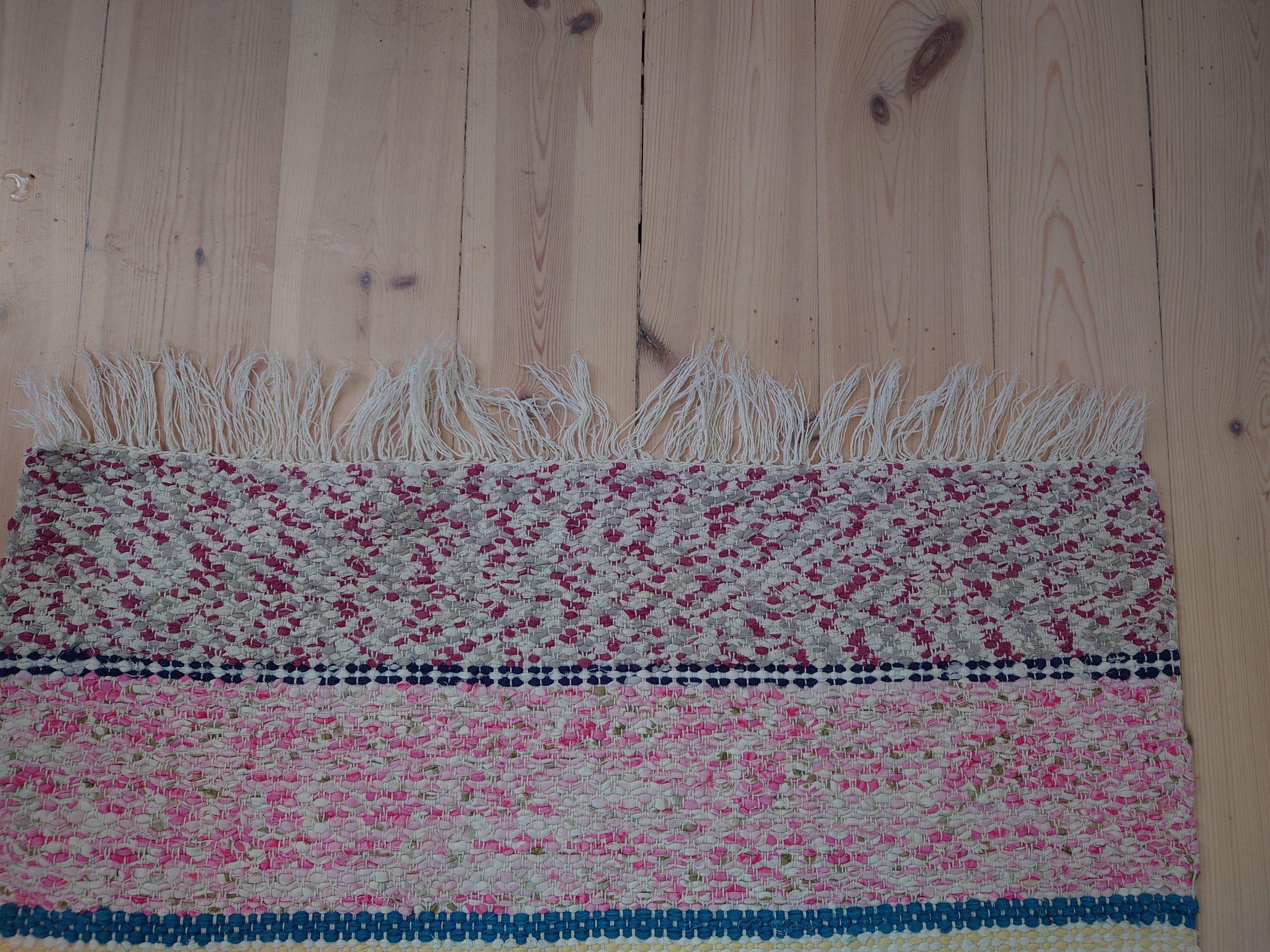 Schwedischer Fleckerlteppich aus dem 20.  Land Folk Art Hand W (Baumwolle) im Angebot