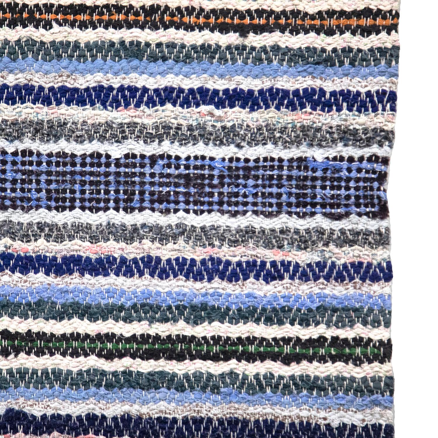 Traditioneller schwedischer Flickenteppich des 20. Jahrhunderts. 
Mit einem schönen Streifenmuster in verschiedenen Blautönen. 
Dieser Teppich ist bei 30 Grad in der Maschine waschbar. 
Lager-Nummer: RT6024466.