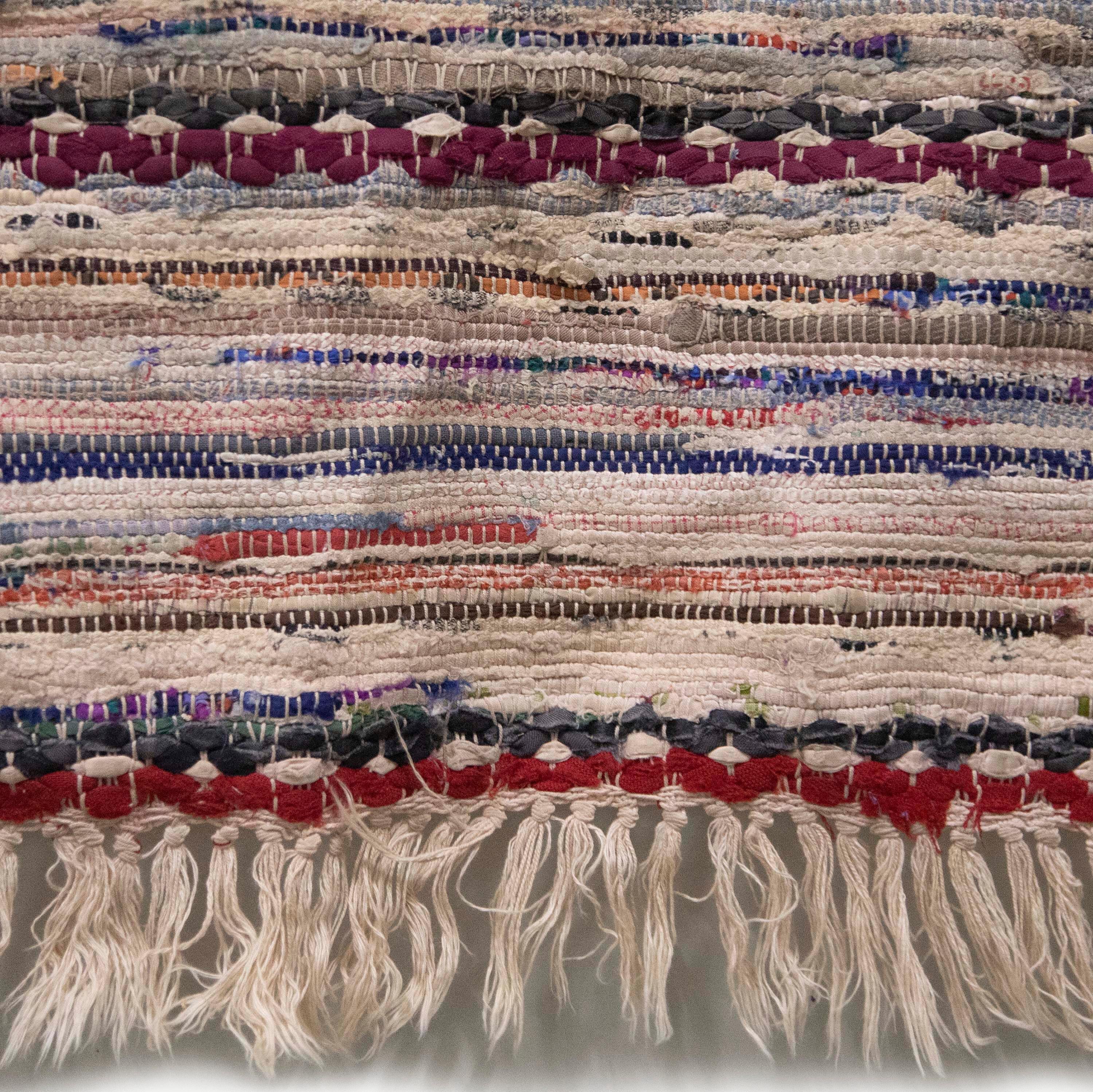 Tapis de chiffon suédois du 20e siècle.   Il présente un motif à rayures dans des tons de rose, rouge et bleu.   Ce tapis peut être lavé en machine à 30 degrés.
RT6024585