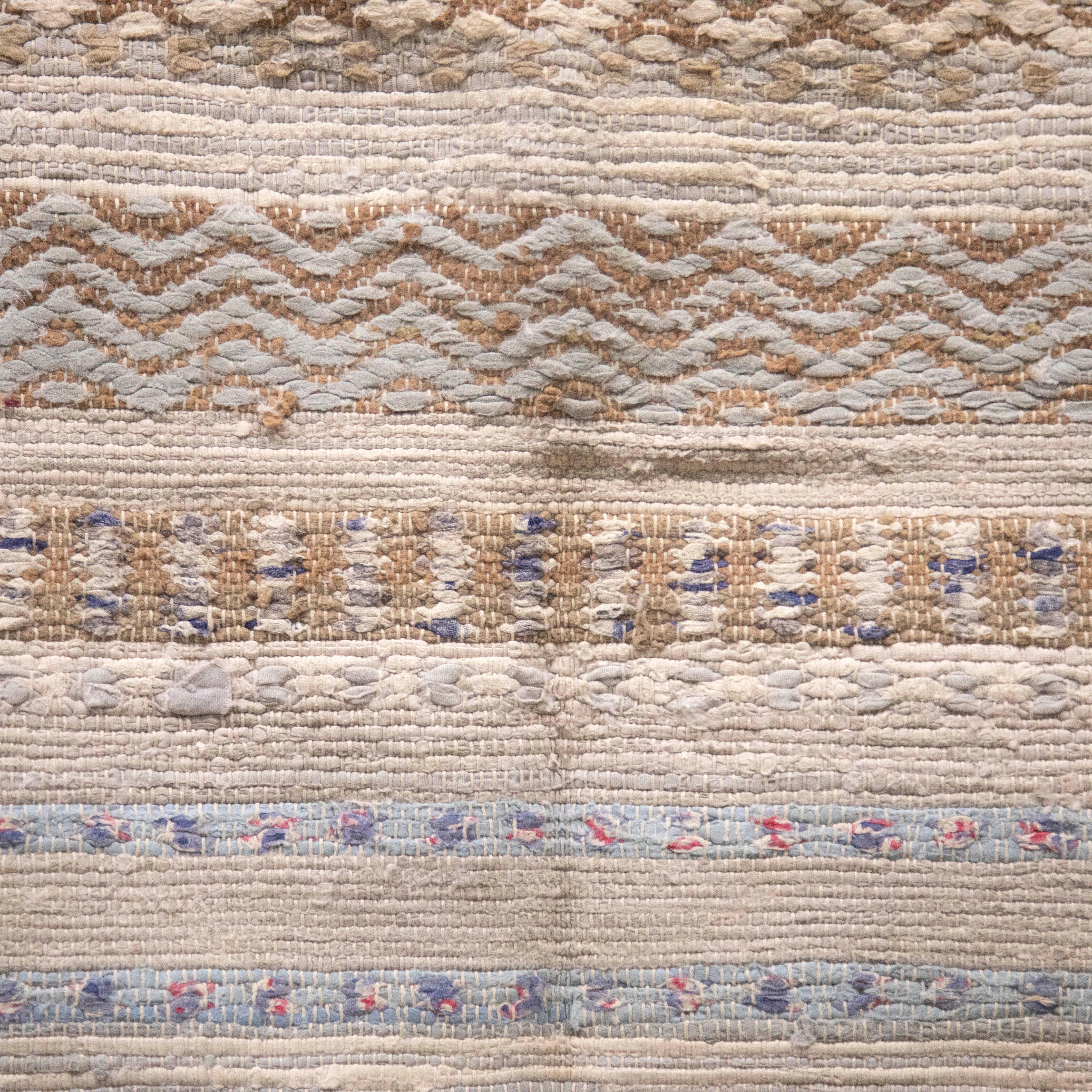 Tappeto di pezza svedese del XX secolo.   Caratterizzato da un design a zig-zag nei toni del marrone e dell'acqua.   Questo tappeto è lavabile in lavatrice a 30 gradi.
RT6024586