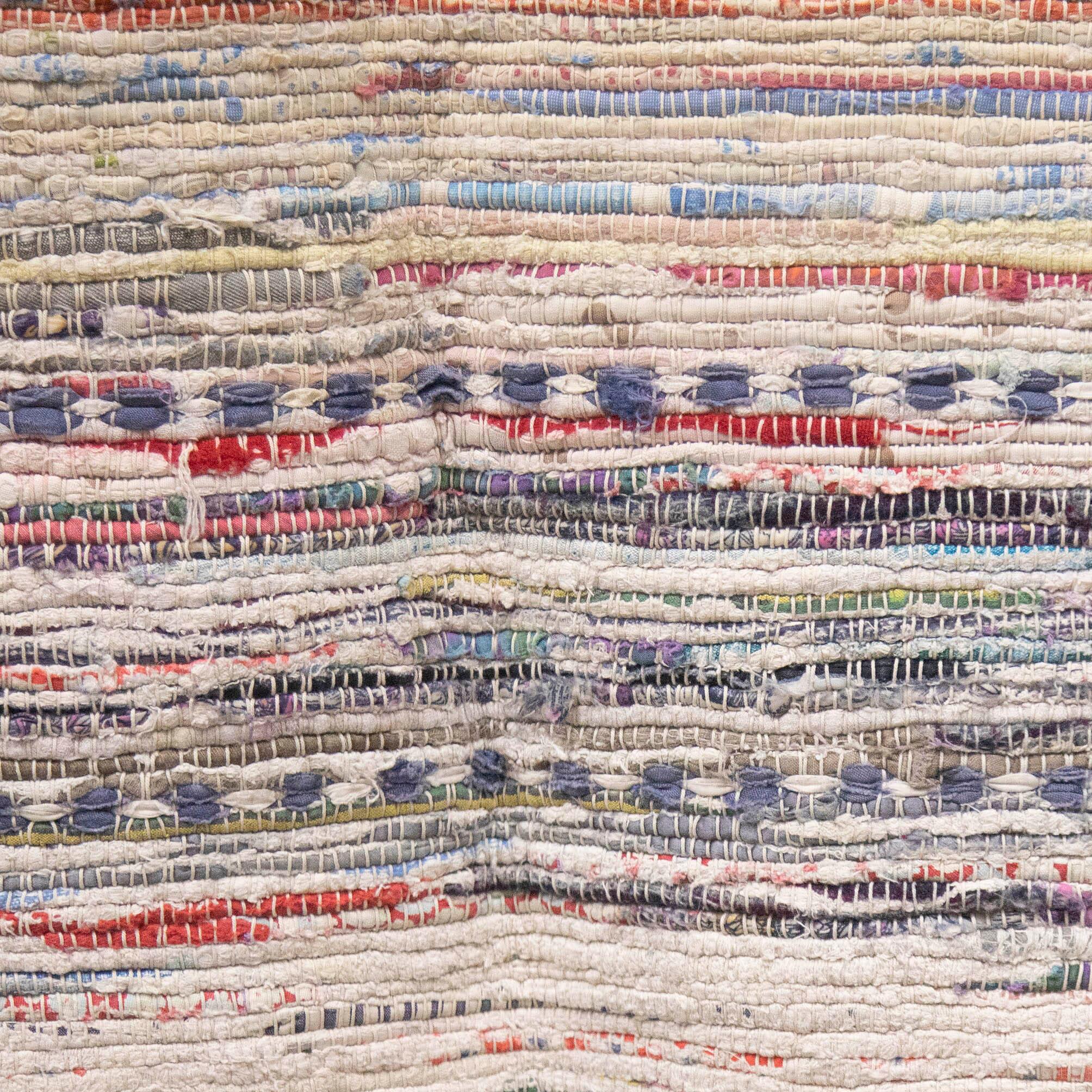 Tapis de chiffon suédois du 20e siècle.   Ce modèle présente un motif à rayures dans des tons de bleu, d'écru et de rouge.   Ce tapis est lavable en machine à 30 degrés.
RT6024589
