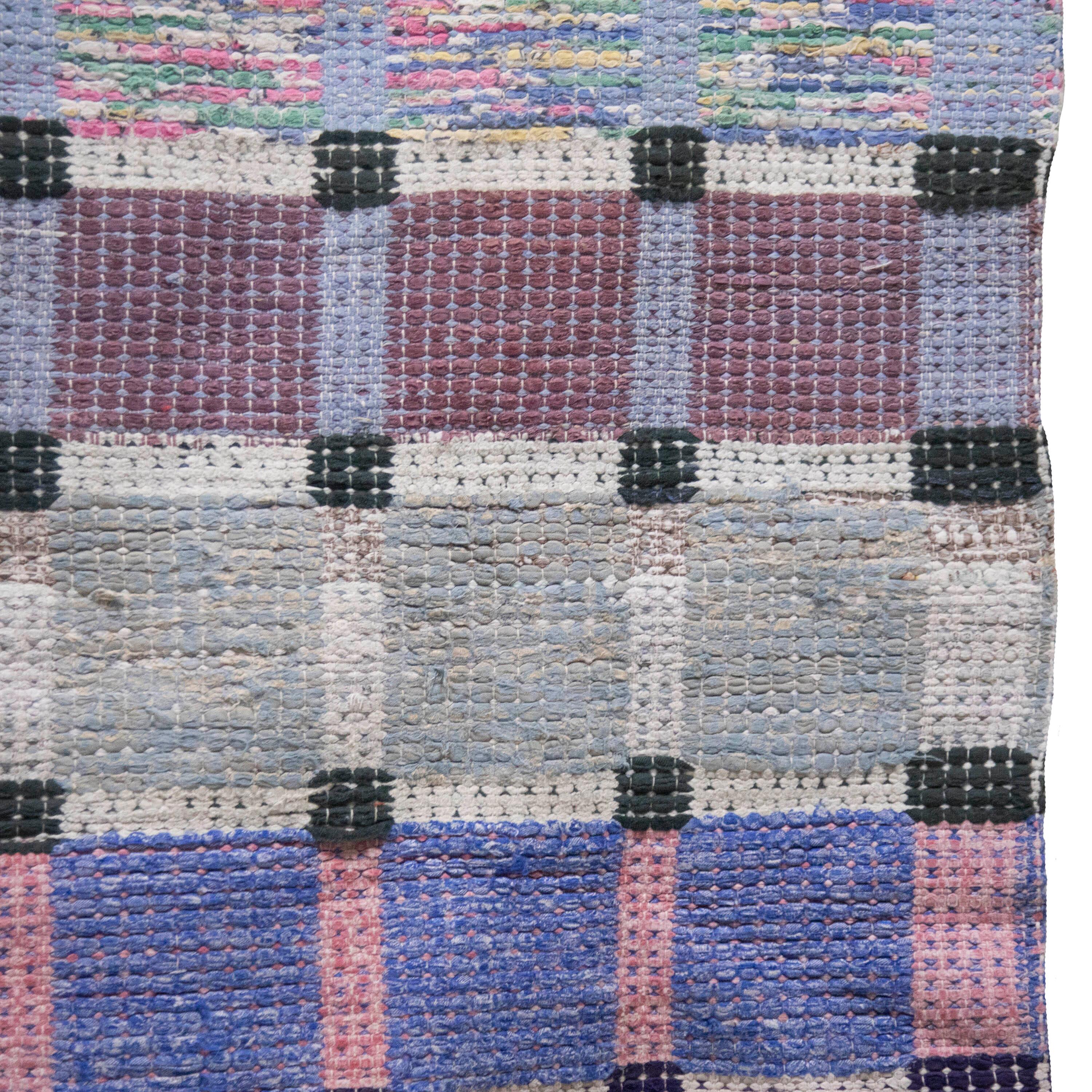 Schwedischer Flickenteppich des 20. Jahrhunderts.   Mit einem Blockdruckmuster in Rosa-, Blau- und Ecru-Tönen.   Dieser Teppich ist bei 30 Grad in der Maschine waschbar.
RT6024590