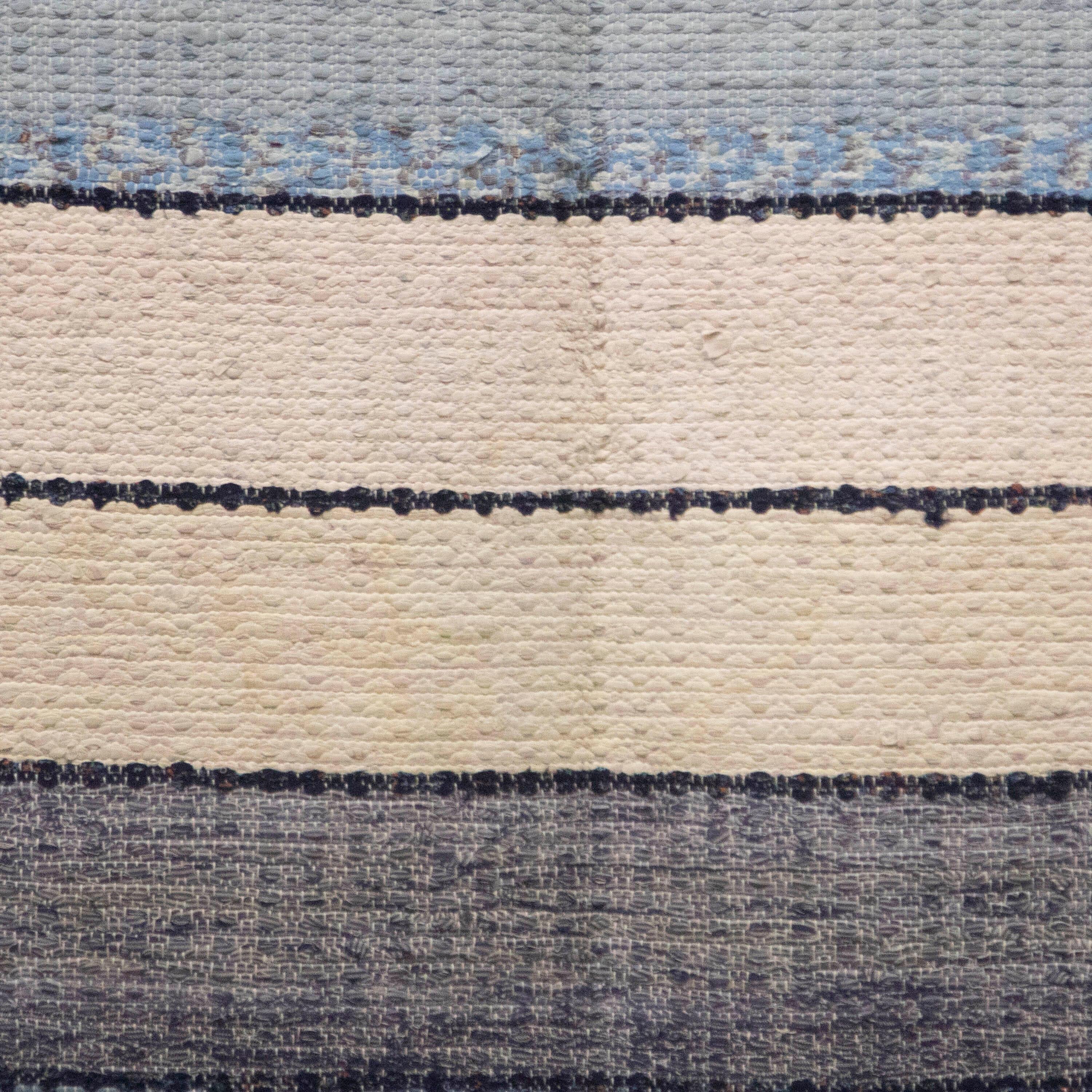 Tapis suédois du 20e siècle. Il présente un motif à rayures dans les tons écru, bleu et aqua. Ce tapis est lavable en machine à 30 degrés.
RT6024599.