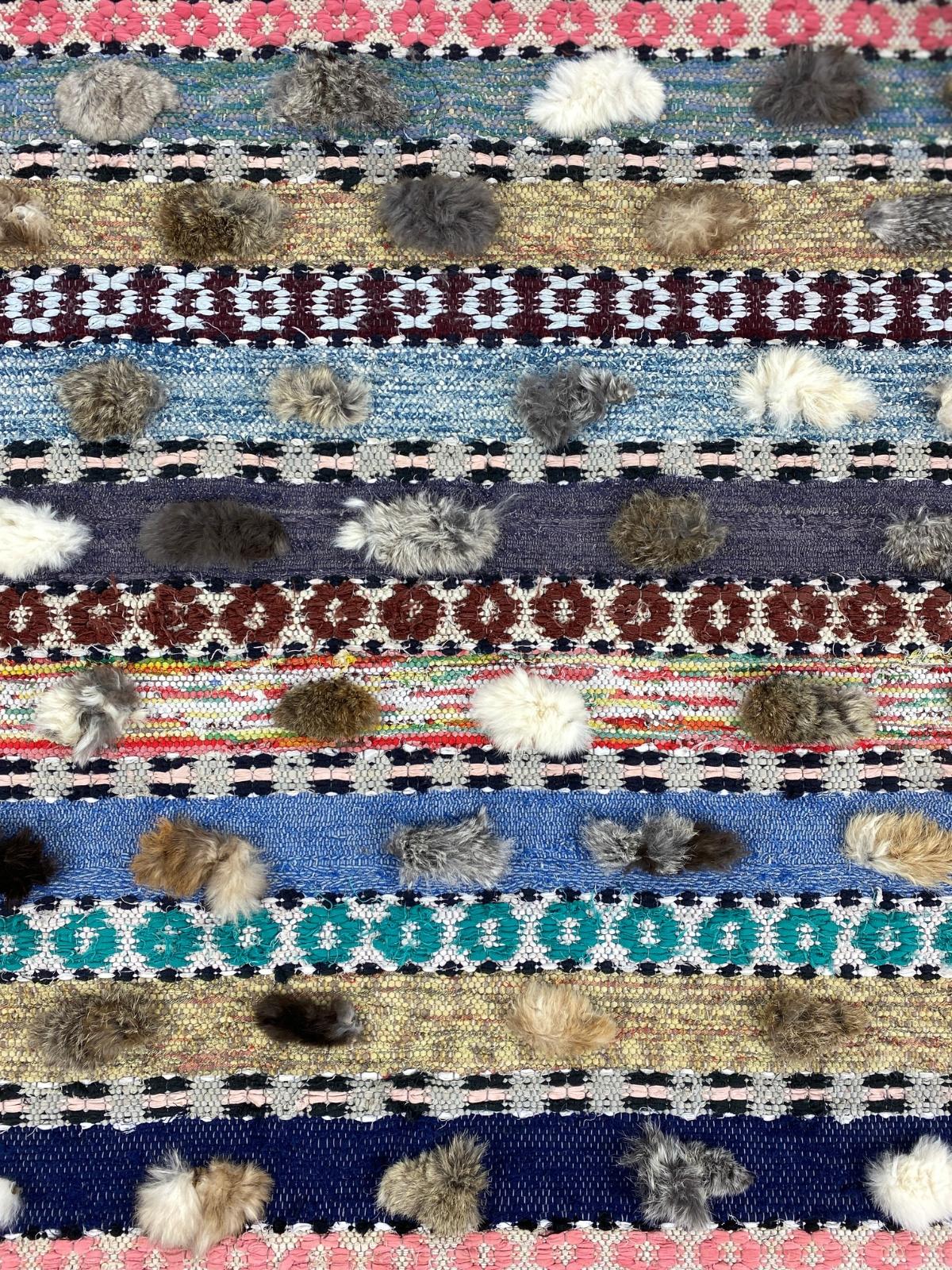 Sorgfältig gewebter Flickenteppich mit Elementen aus Kaninchenfell im Muster. Schöner Vintage-Teppich aus den frühen 1960er Jahren. Selten benutzt, sehr guter Zustand! Einzigartige Handarbeit.  Es ist in gutem Zustand, selten benutzt! Perfekte