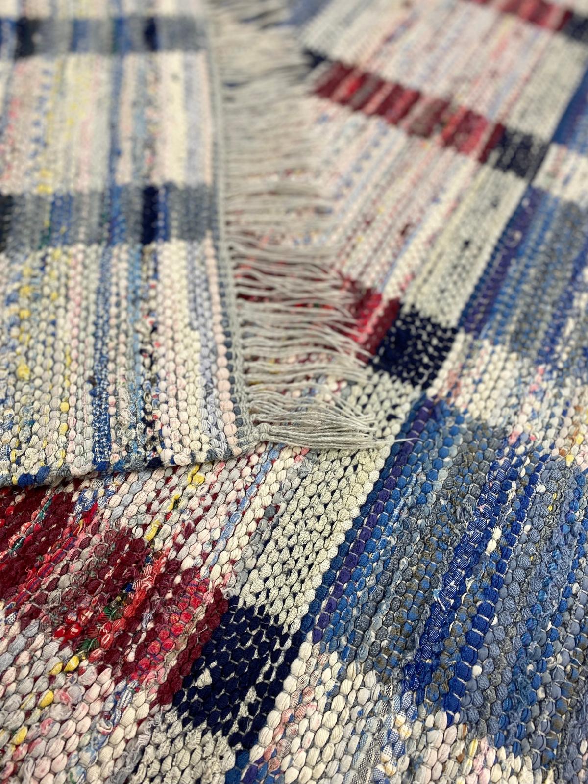 A fantastic Swedish rag rug, Lovely colors of soft wine and two shades of blue in this well woven rag rug from the late 1950´s. Beautiful handcraft. Rarely used, perfect condition! Washable in 40 degrees. It´s in good condition, rarely