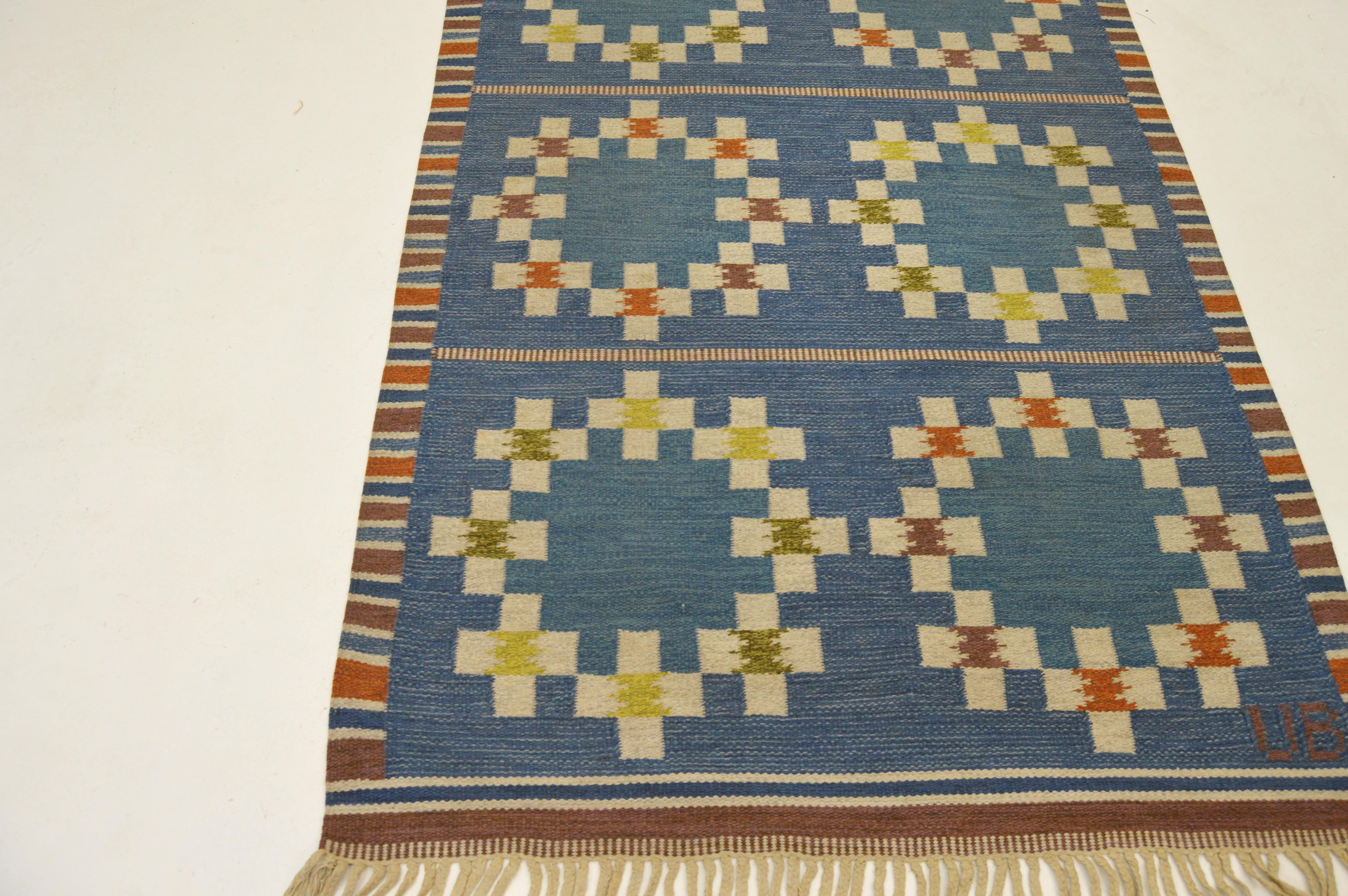 Nice vintage flat-weave rug.
Most likely produced in Sweden by the Finnish artist Uhra-Beata Simberg-Ehrstrom during the 1950s.