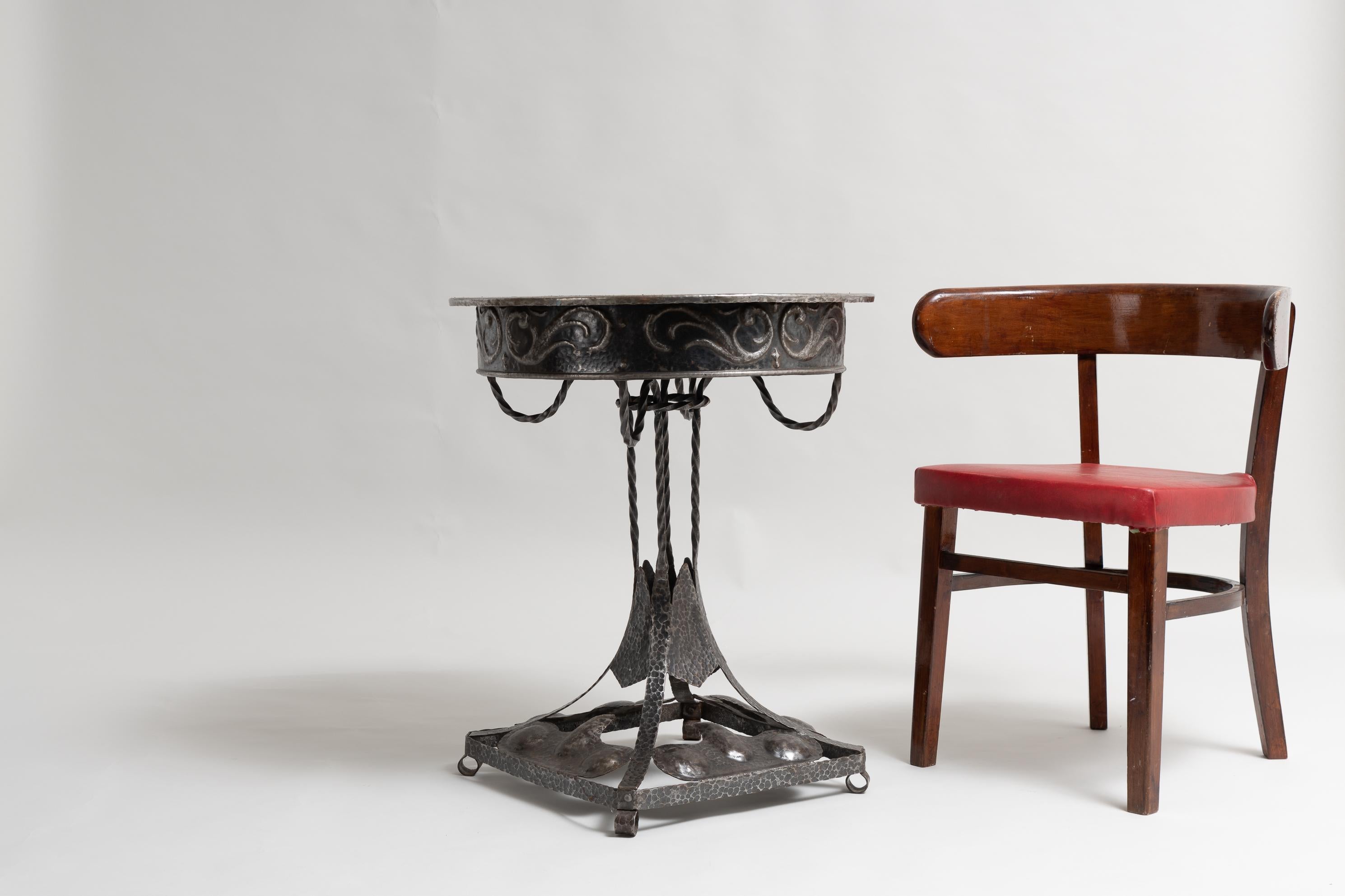 20th Century Swedish Round Art Nouveau Iron Table In Good Condition In Kramfors, SE