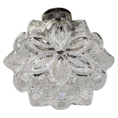 Plafonnier suédois du 20ème siècle en forme de flocon de neige, verre fumé, par Orrefors