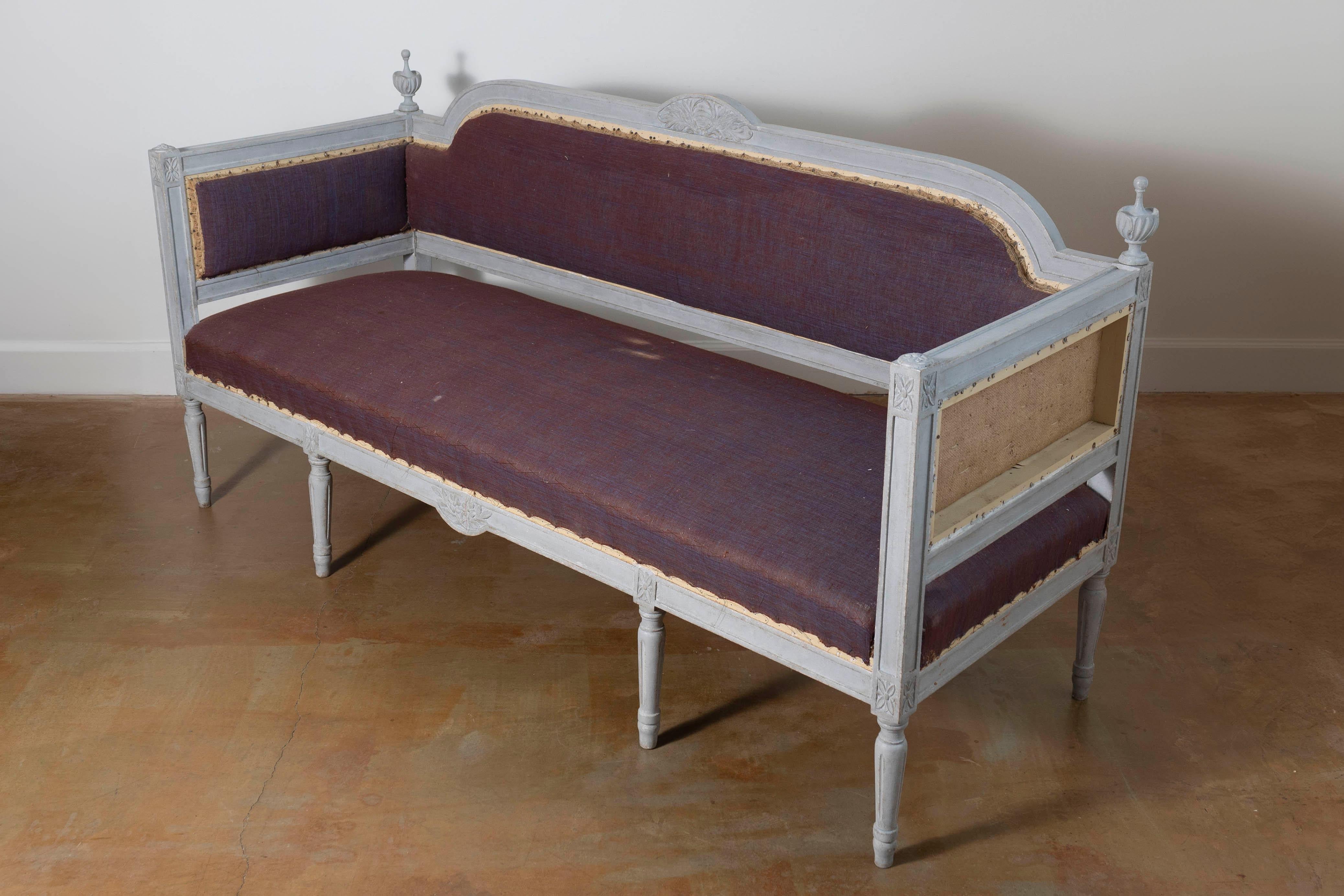 Este sofá sueco del siglo XX es un impresionante ejemplo del diseño del Renacimiento Gustaviano, que combina la elegancia atemporal con la sofisticación neoclásica. Su marco pintado a mano presenta una suave pátina gris, que añade un aire de sutil