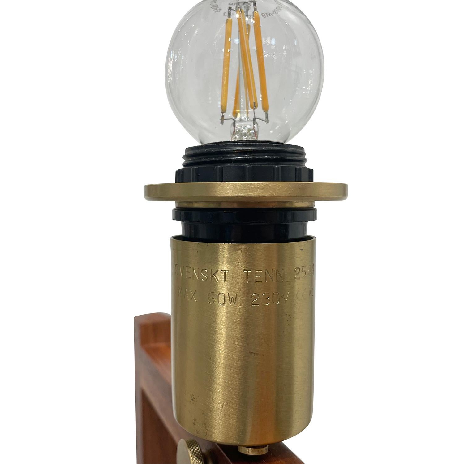 Schwedische Svenskt Tenn Stehlampe aus Nussbaumholz, Messingleuchte von Josef Frank, 20. Jahrhundert im Angebot 4
