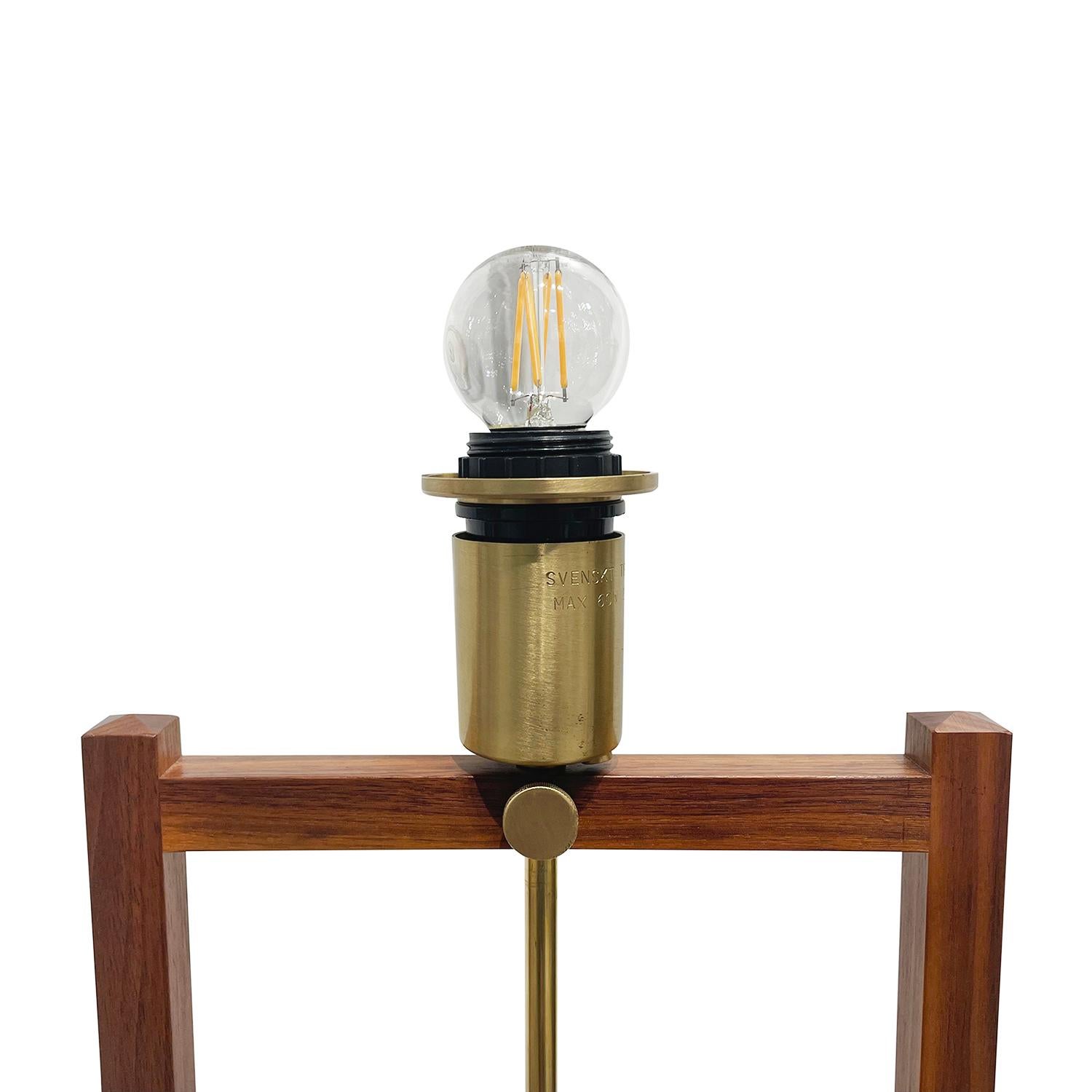 Schwedische Svenskt Tenn Stehlampe aus Nussbaumholz, Messingleuchte von Josef Frank, 20. Jahrhundert im Angebot 2