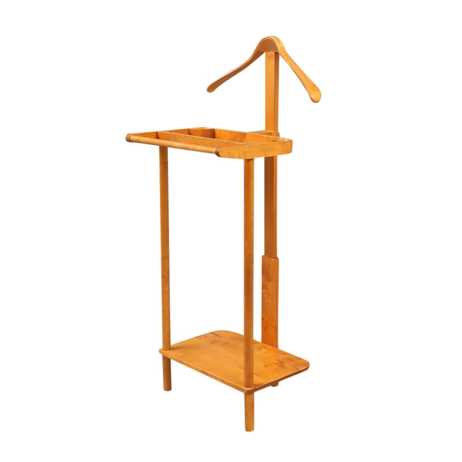 An original Mid-Century Modern Swedish officer clothes stand made of hand carafted polished Birchwood, designed and produced by Threemen & AB Diö Möbelindustri. The vintage Scandinavian clothes rack is composed of a shirt stand and a rail to hang