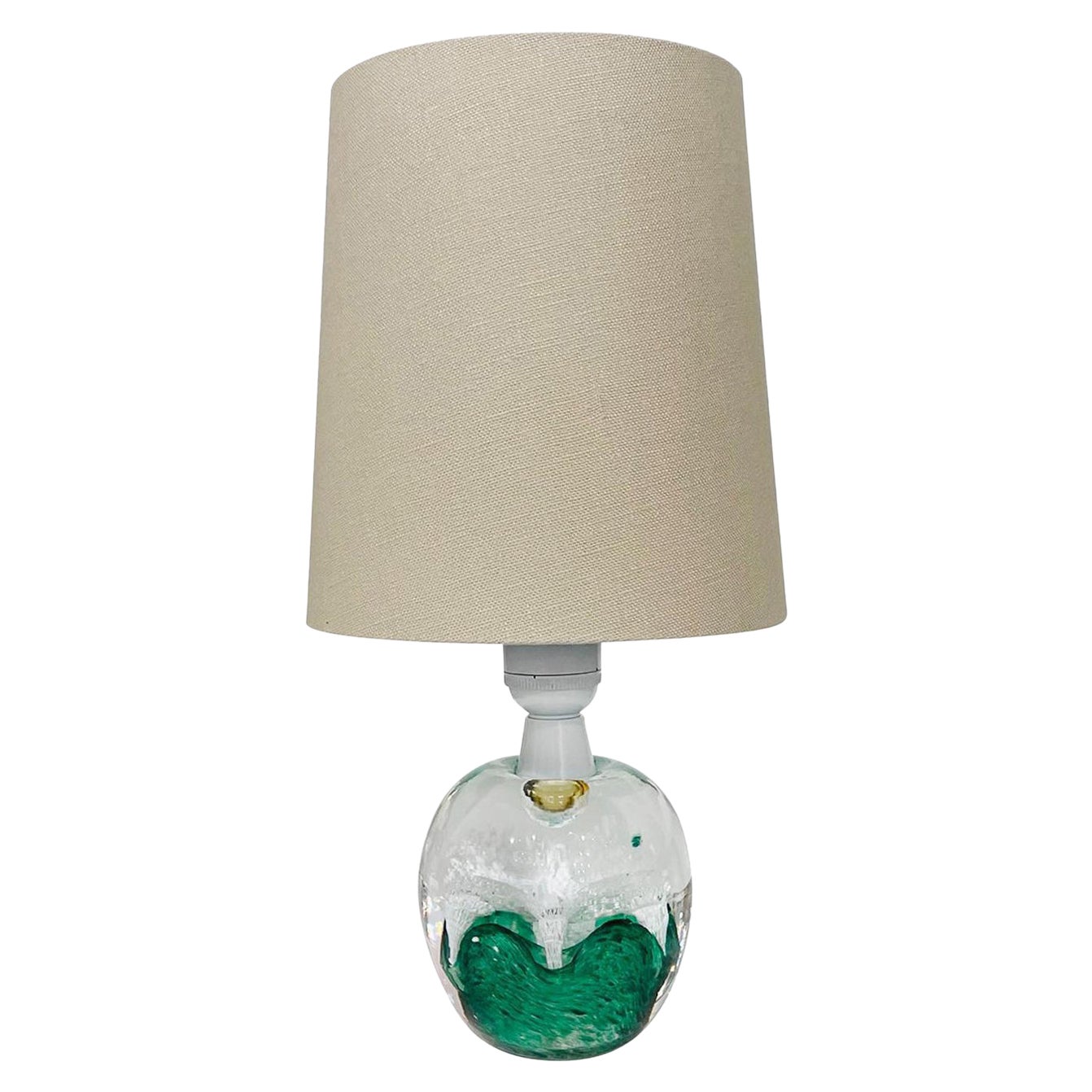 Lampe de table en verre vintage suédois du 20e siècle - Petite lampe de bureau par Ölandshyttan en vente