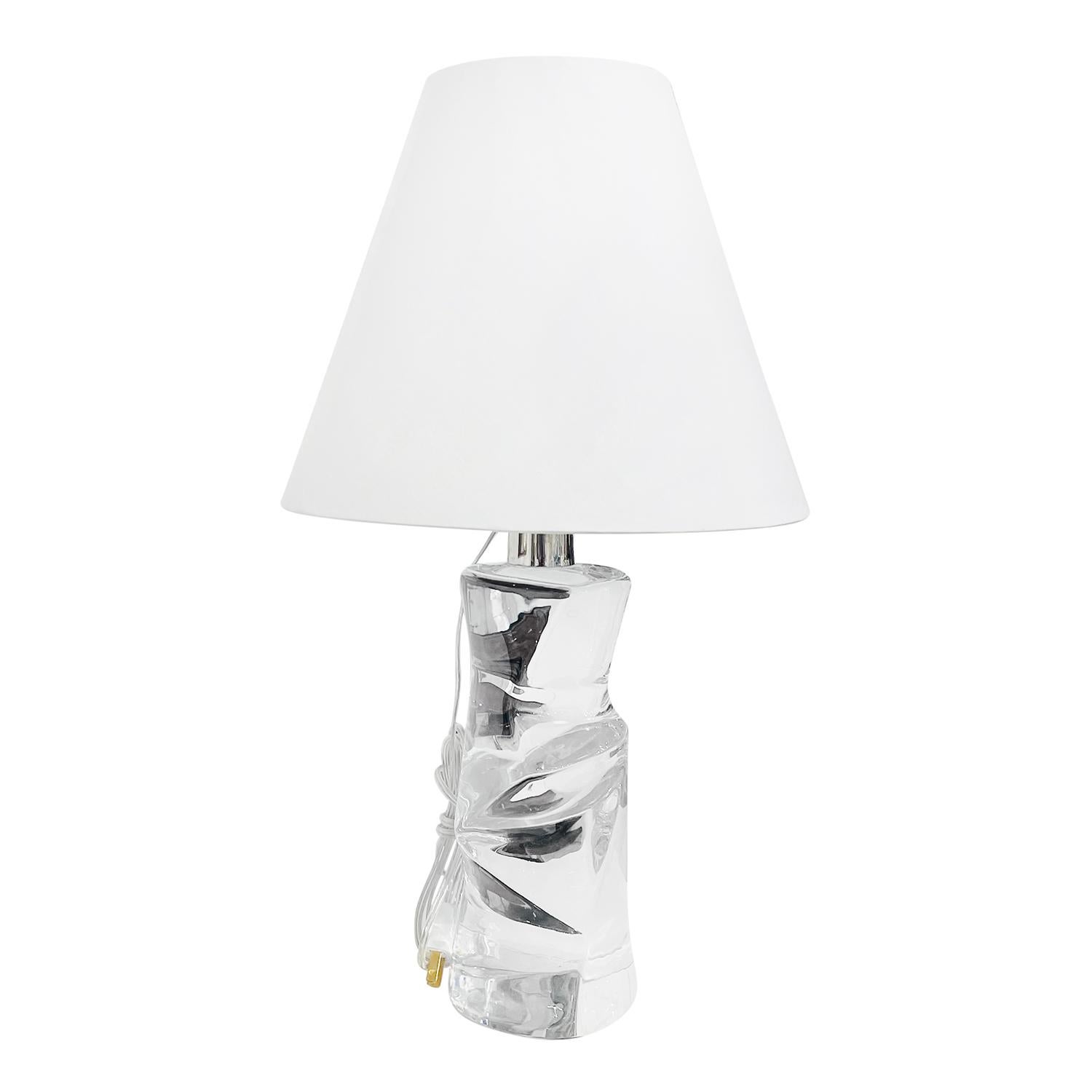 A sculptural, vintage Mid-Century modern Swedish table lamp with a new white round shade, made of hand blown slightly smoked glass designed by Olle Alberius and produced by Orrefors, in good condition. The detailed Scandinavian cylindrical desk