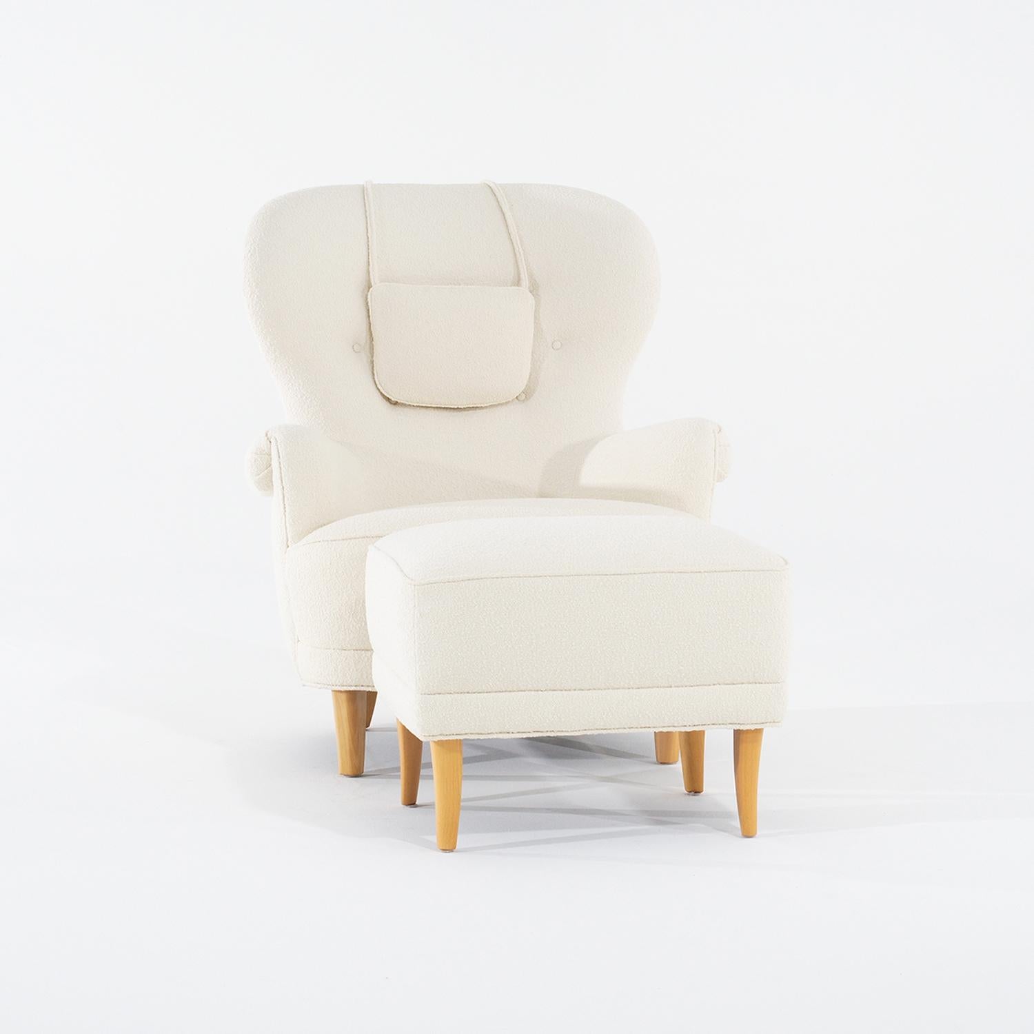 Ein schwedisches Set aus einem Sessel und einem Hocker, entworfen von Carl Malmsten und hergestellt von O.H. Sjögren in gutem Zustand. Der große skandinavische Lesesessel hat eine Kopfstütze, eine leicht geschwungene Rückenlehne mit ausgebreiteten