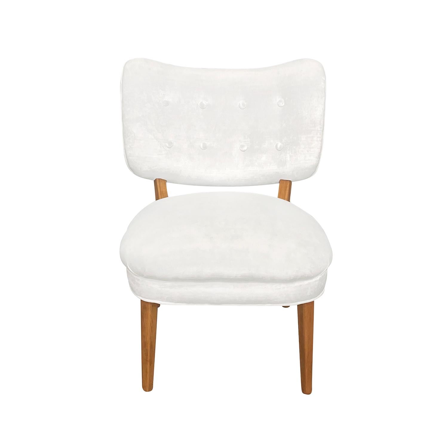 A single, vintage Mid-Century modern Swedish side chair made of hand crafted polished Beechwood, designed by Otto Schulz for Boet in good condition. The button-tufted seat backrest of the Scandinavian center chair is slightly inclined, standing on