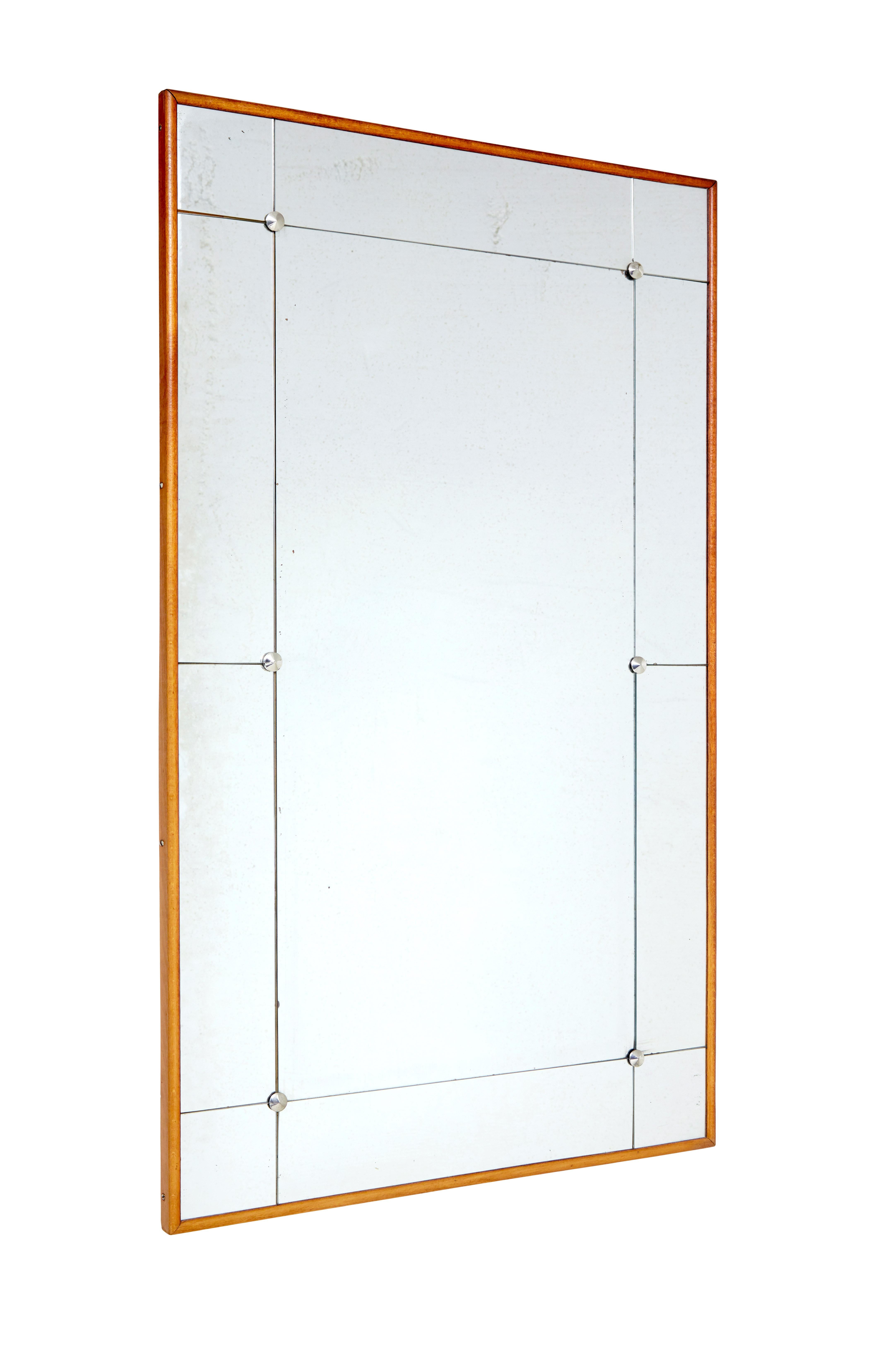 Schwedischer segmentierter Wandspiegel aus dem 20. (Glasiert) im Angebot