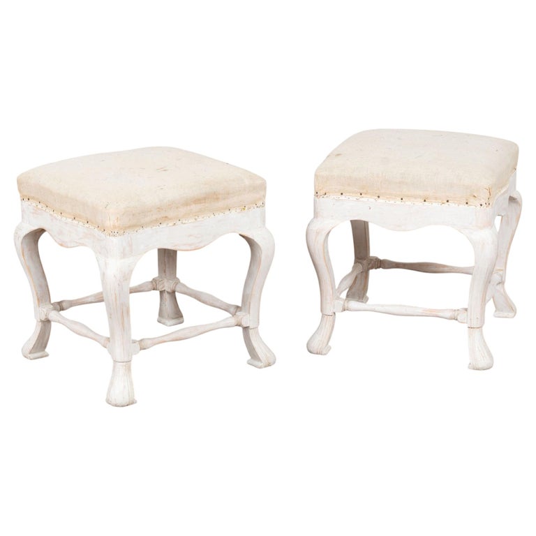 Ein Paar schwedische weiße Tabouret-Hocker aus dem 20. Jahrhundert im Angebot bei 1stDibs Deutschland