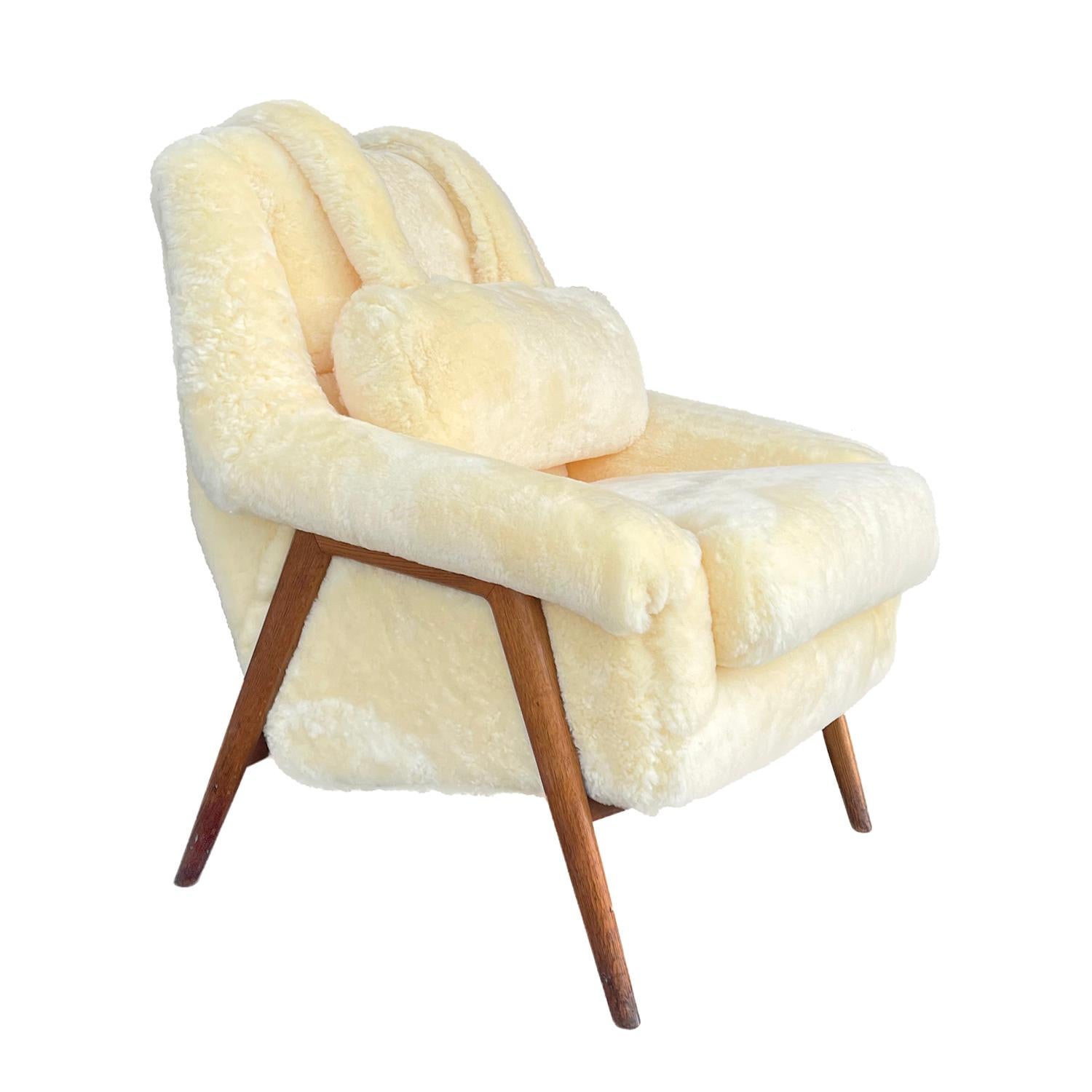 Sillón sueco moderno de mediados de siglo, vintage, con respaldo apoyado en contrapesos metálicos, en buen estado. La pequeña silla auxiliar es de nogal tallado a mano, recién tapizada en piel de oveja amarilla. Desgaste propio de la edad y el uso,