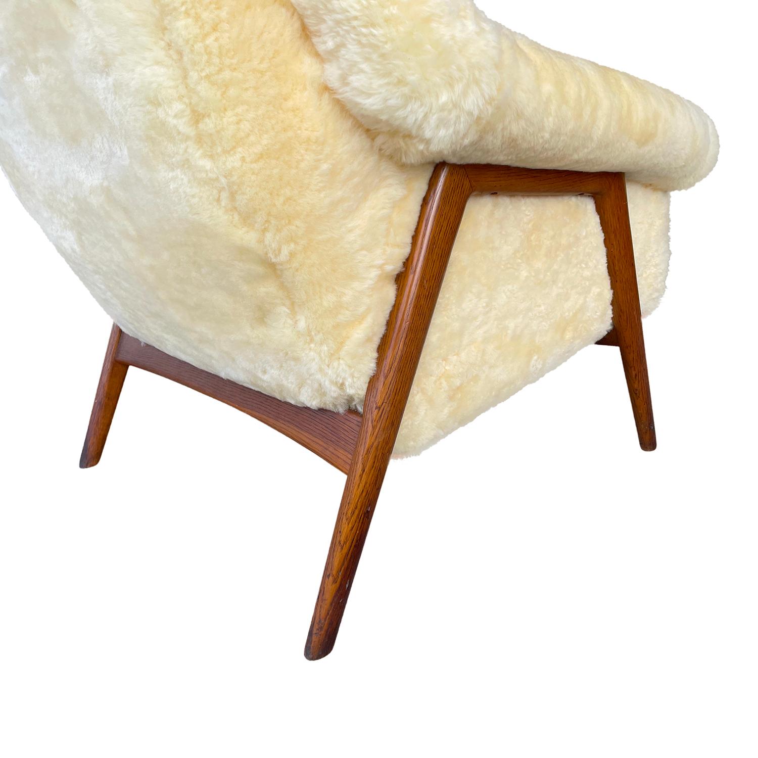 Suédois Fauteuil de salon suédois en peau de mouton jaune du 20ème siècle - Chaise scandinave vintage en vente