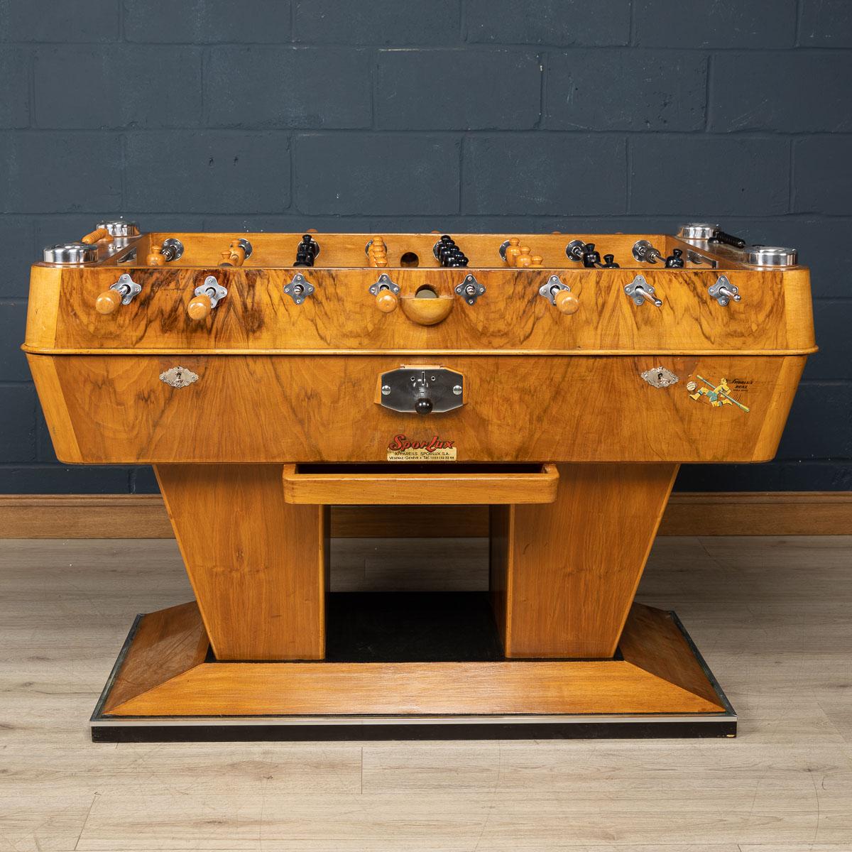 Ein wirklich auffälliger Tischfußballtisch, der um die Mitte des 20. Jahrhunderts in der Schweiz hergestellt wurde.

CONDIT
In tollem Vintage-Zustand - liebevoll restauriert. Spielt gut.

GRÖSSE
Höhe: 95 cm
Breite: 144cm
Tiefe (nur Tisch):