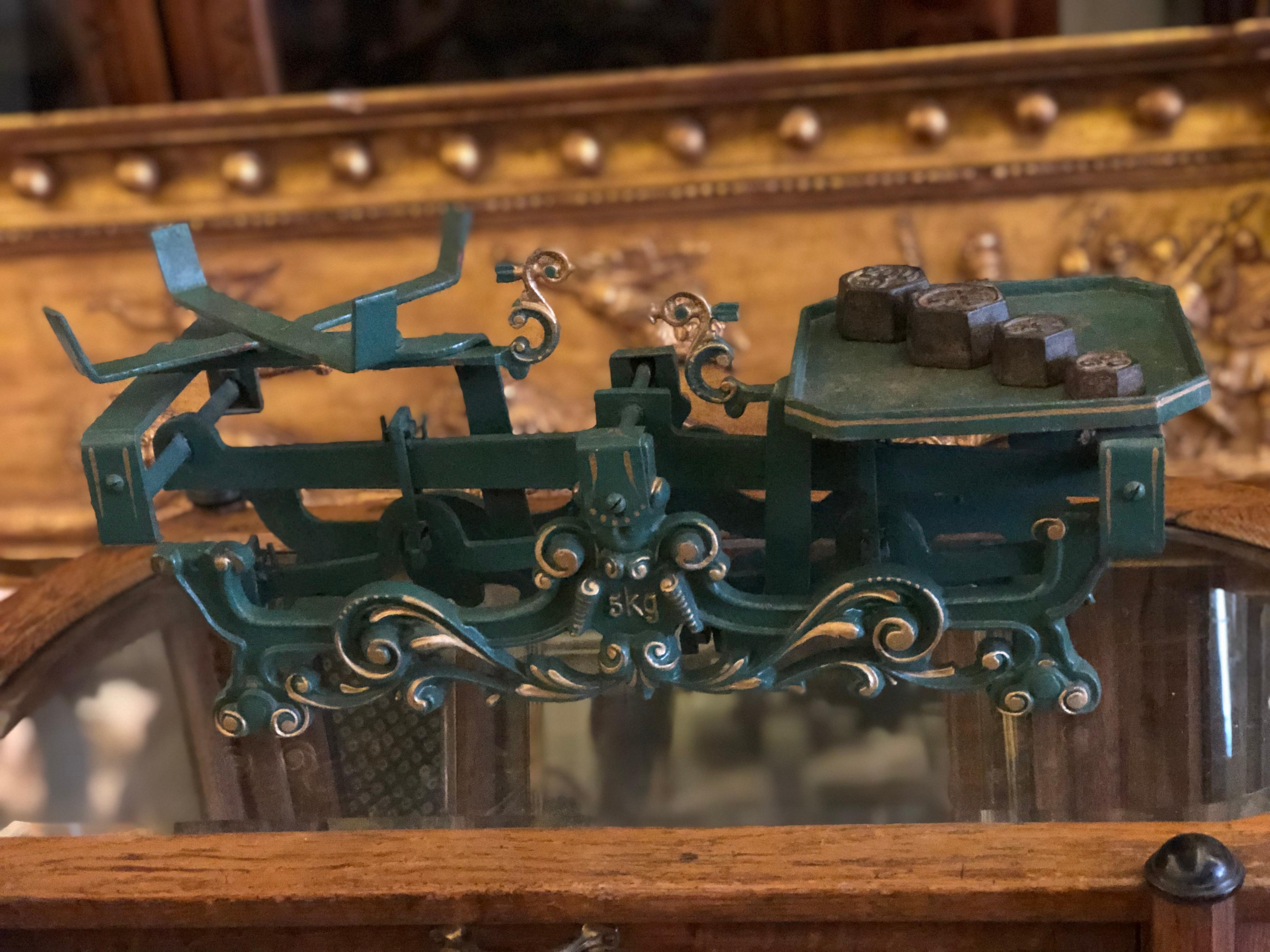 Swiss balance iron scale hand painted in green with floral ornaments decorated in gold.
It is made circa 1920 and is in very nice condition.