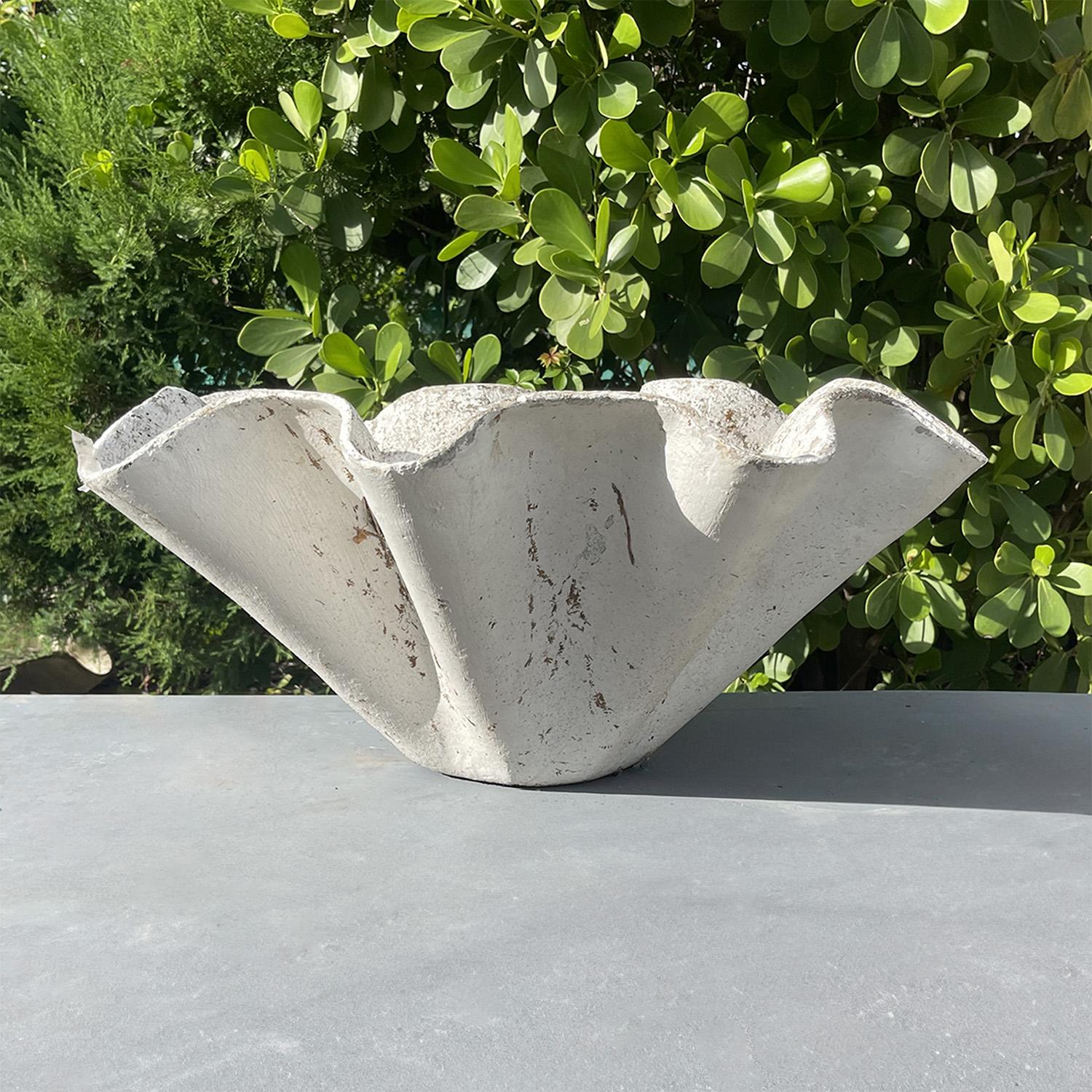 A sculptural, large Mid-Century modern Swiss biomorphic garden planter by Willy Guhl and Eternit, in a light weight cement. This sculptural vintage garden ornament has been fiber-reinforced, in good condition. Natural aged patina with plant residue.