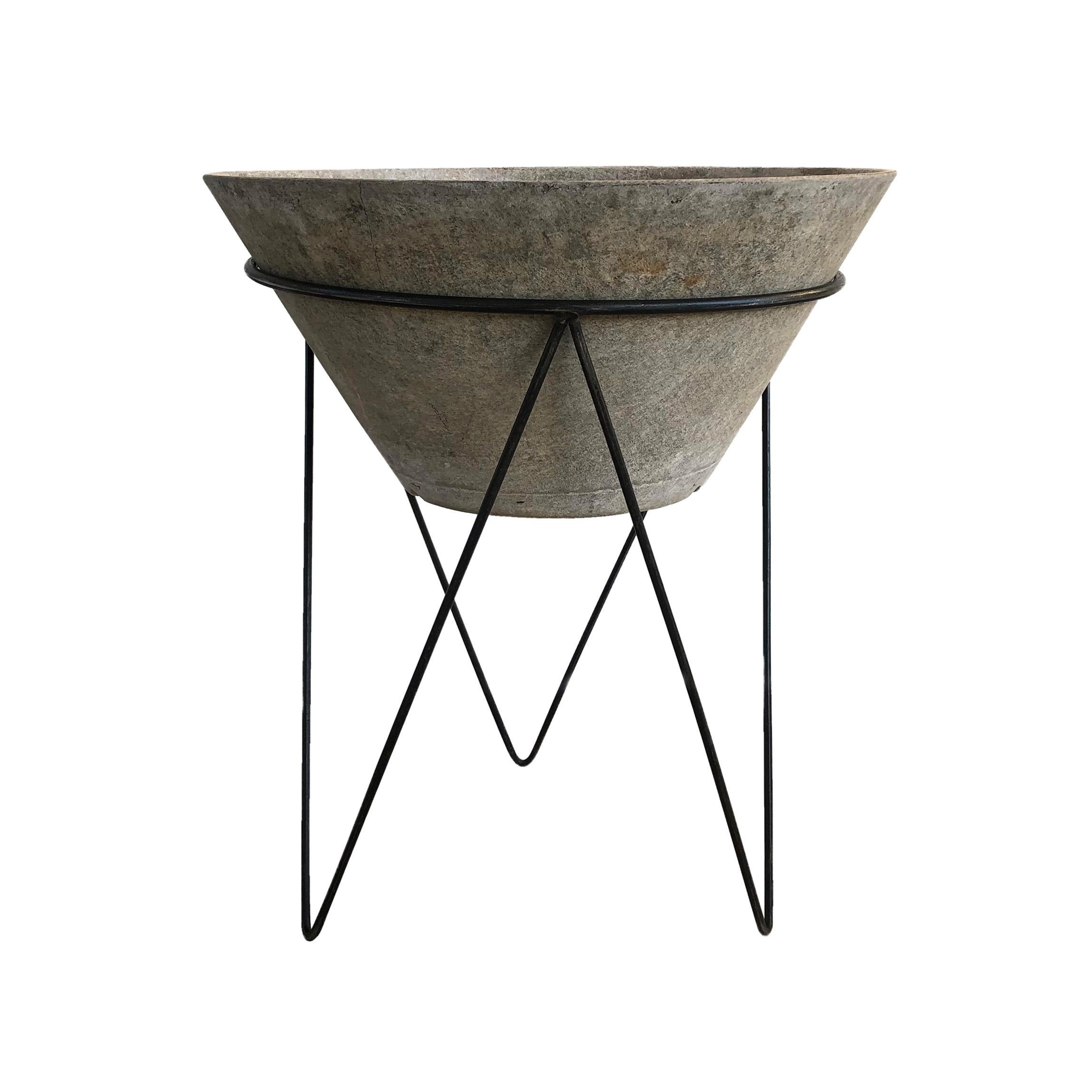Un vase de jardin conique suisse original et moderne du milieu du siècle, en ciment léger fabriqué à la main, conçu par Willy Guhl pour Eternit, en bon état. L'ornement de jardin détaillé est monté sur un support en métal. Surface vieillie