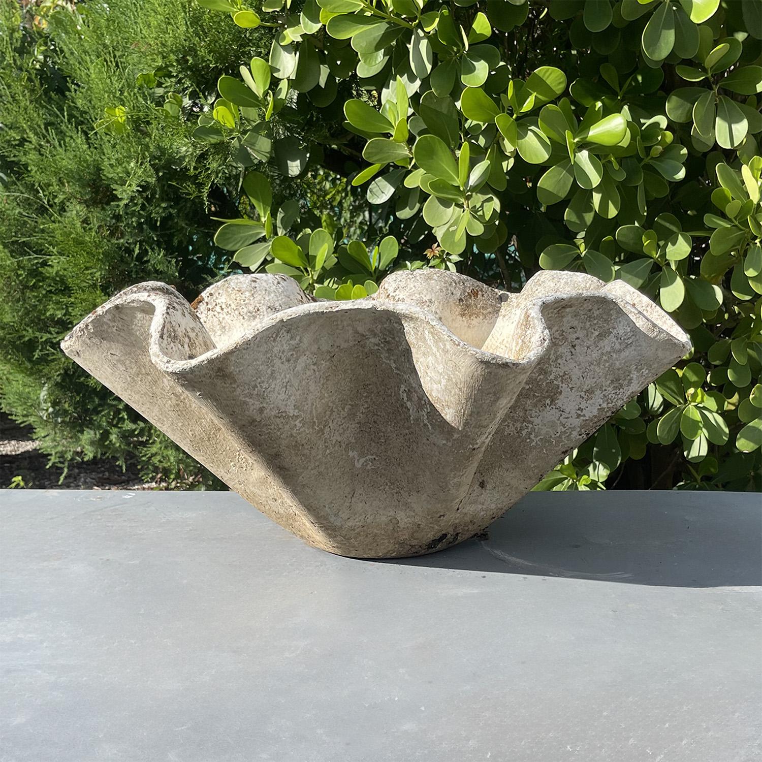 Una fioriera scultorea da giardino biomorfa svizzera di Willy Guhl, in cemento leggero, in buone condizioni. Questo ornamento da giardino vintage in Eternit è stato rinforzato con fibre. Patina naturale invecchiata. Da usare all'aperto e al coperto.