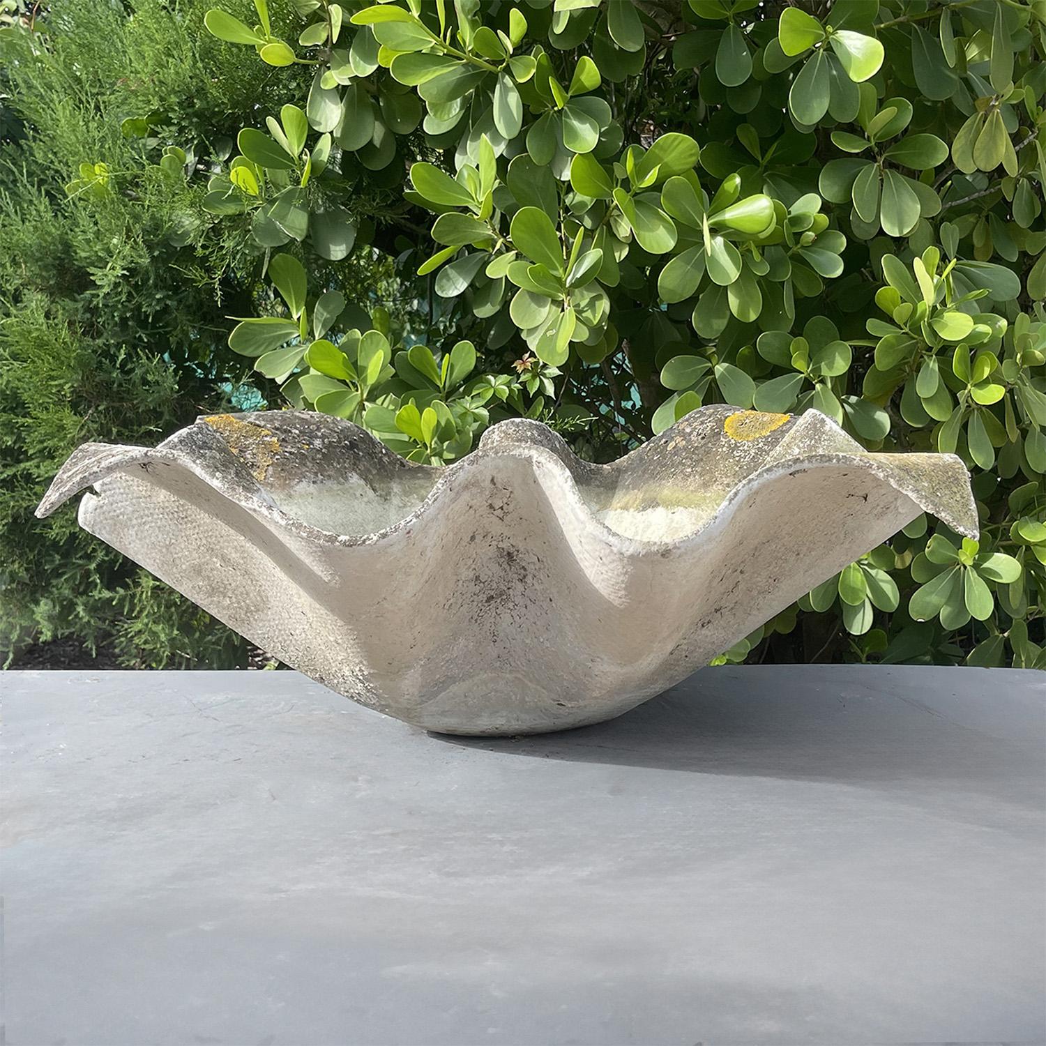 Vase de jardin en ciment léger du milieu du siècle dernier, conçu par Willy Guhl pour Eternit, en bon état. Cette jardinière en forme d'oreille d'éléphant a été renforcée par des fibres. Pour une utilisation à l'extérieur et sous abri. Légères