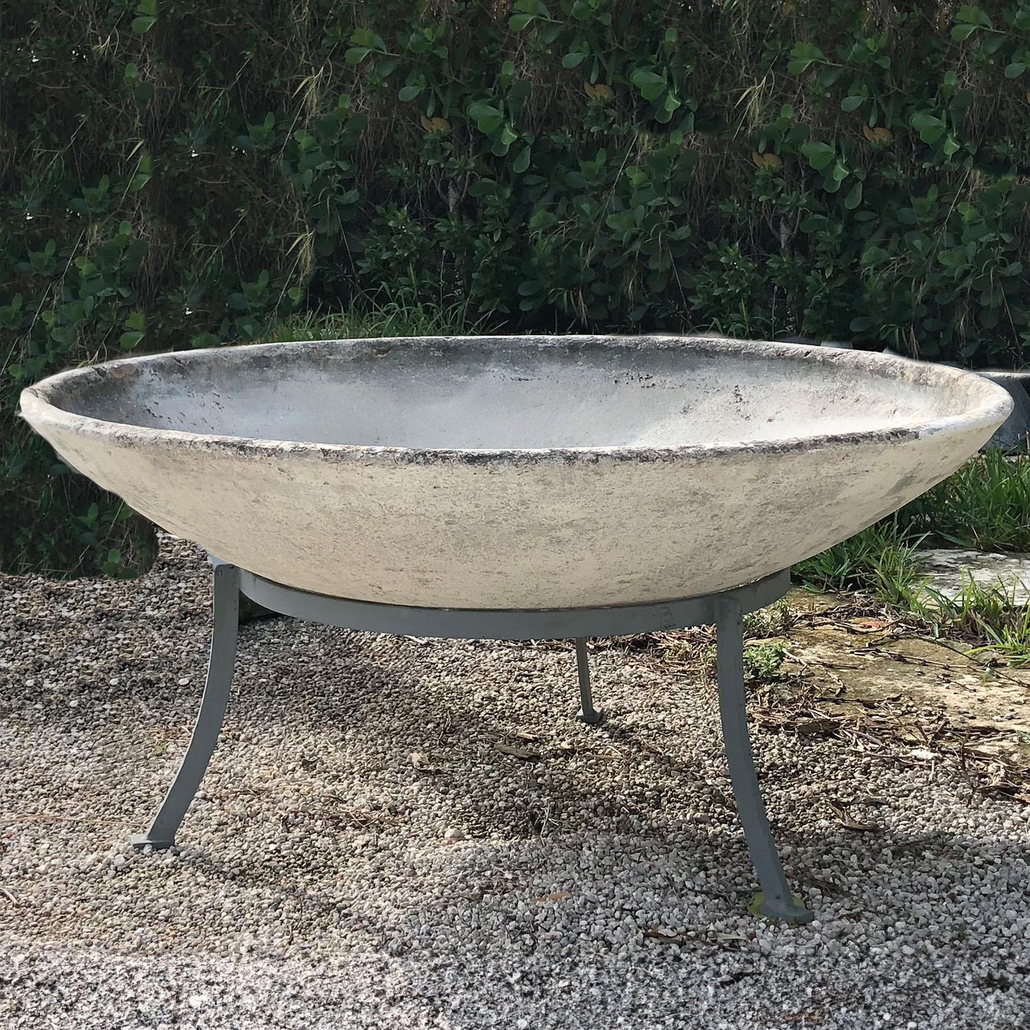 Une seule soucoupe suisse vintage du milieu du siècle dernier, conçue par Willy Guhl pour Eternit, reposant sur un support en métal zingué. Une très grande jardinière peu profonde en fibrociment, en bon état. Surface vieillie naturellement et