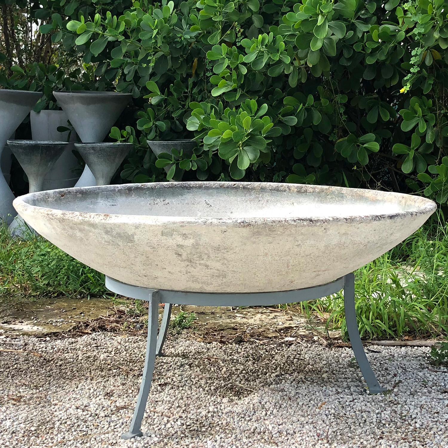Mid-Century Modern Jardinière à soucoupe en ciment du 20e siècle suisse moderne par Willy Guhl & Eternit en vente