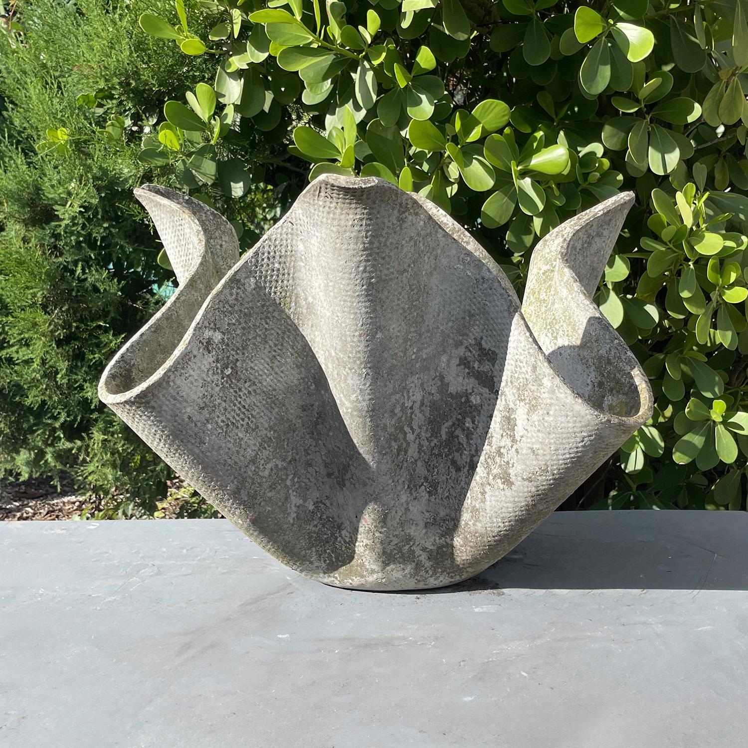 Eine skulpturale, Vintage Mid-Century modern Swiss Hankerchief oder Elefantenohr Garten Pflanzer oder Ornament von Willy Guhl und Eternit, in einem leichten Zement mit Faser verstärkt, in gutem Zustand. Gealterte Patina mit Pflanzenresten und Moos.