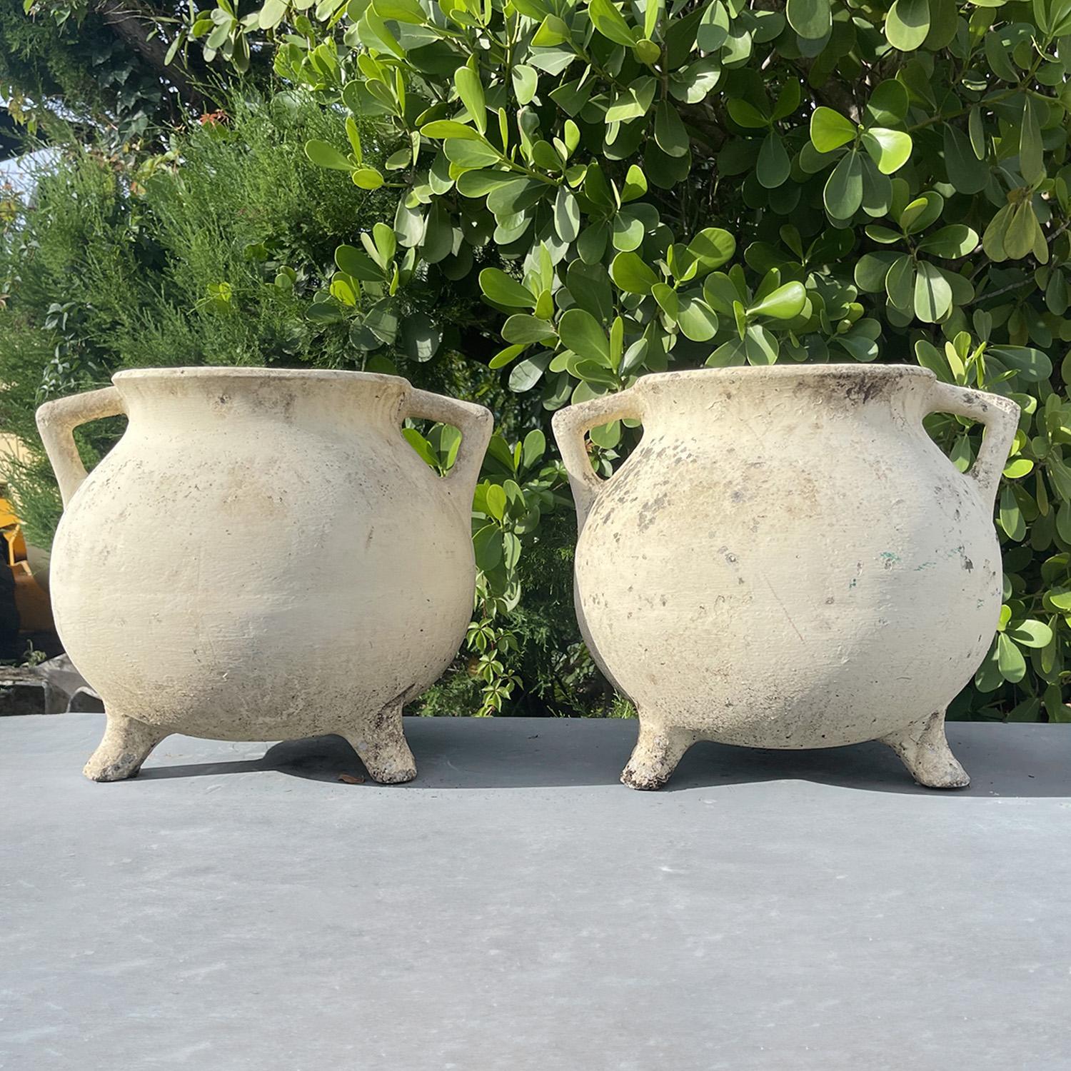 Un ensemble de deux jardinières vintage Willy Guhl en forme de chaudron élevées sur trois pieds courts et deux poignées latérales, en bon état. Les jardinières Swiss Eternit sont fabriquées dans un ciment léger, chacune ayant sa patine d'origine.