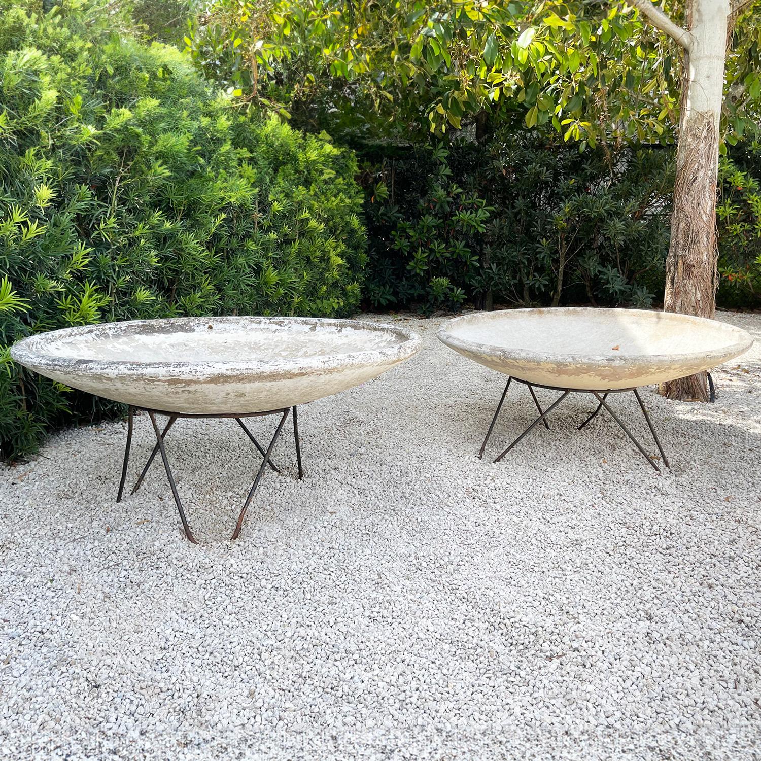 Une paire de jardinières suisses à soucoupe, vintage, massives et modernes du milieu du siècle, conçues par Willy Guhl et produites par Eternit, en bon état. Ces bols ont été fabriqués en Suisse dans un ciment léger et durable, renforcé par des
