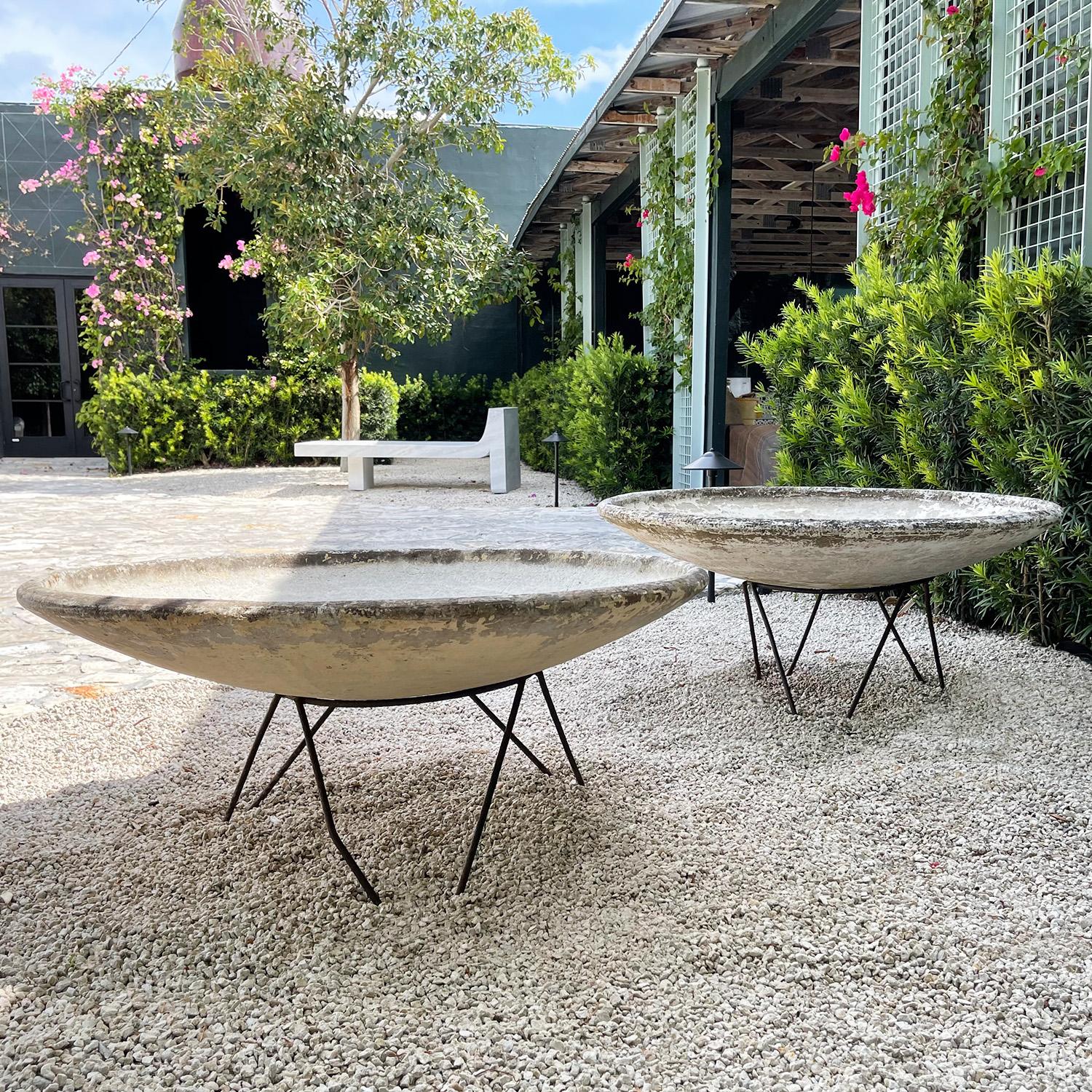Mid-Century Modern Paire de jardinières à soucoupe massive suisses du 20e siècle par Willy Guhl, Eternit en vente