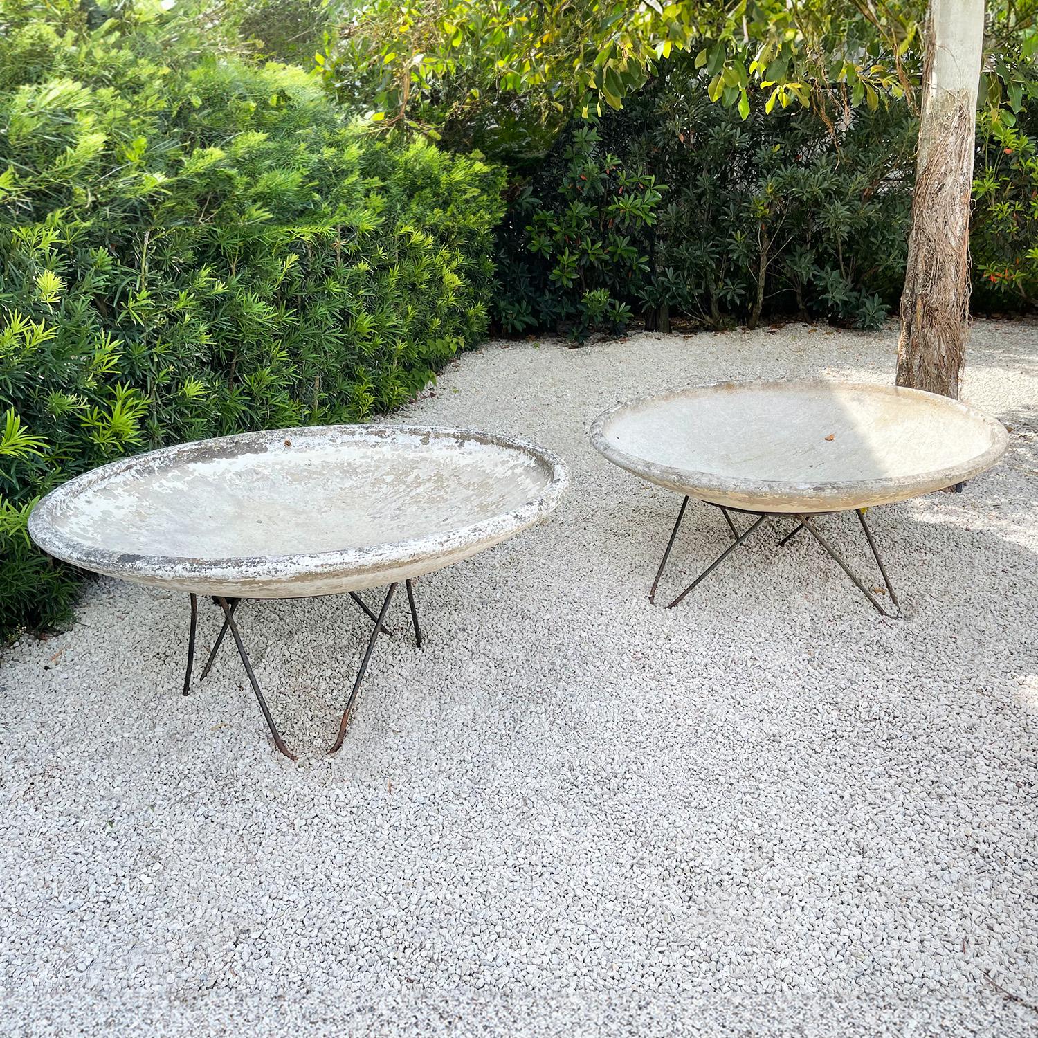 Suisse Paire de jardinières à soucoupe massive suisses du 20e siècle par Willy Guhl, Eternit en vente
