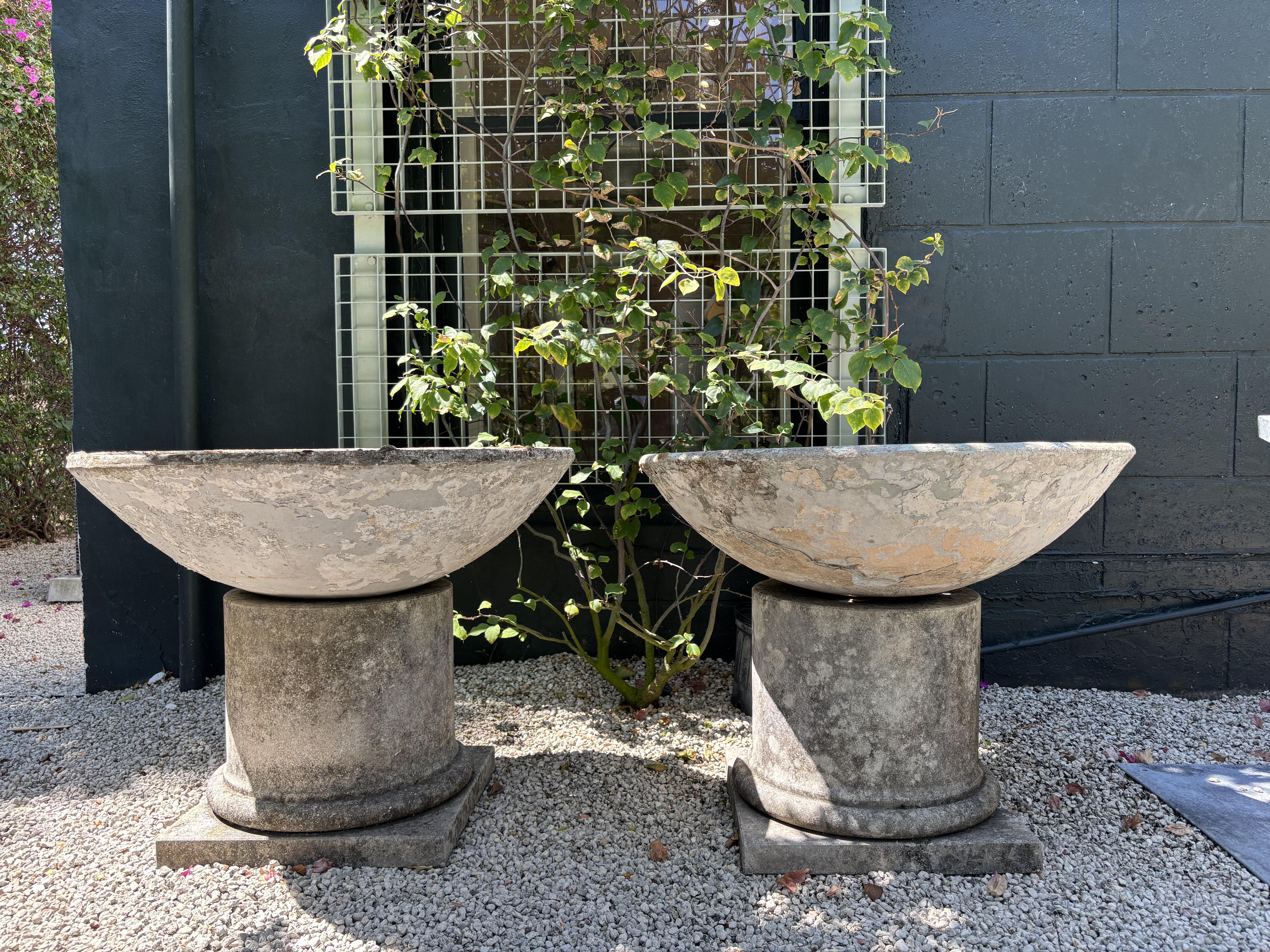 Une paire vintage de jardinières coniques suisses similaires du milieu du siècle dernier en ciment léger, conçues par Willy Guhl Eternit, en bon état. Les récipients de jardin en ciment sculptés et détaillés sont renforcés par une fibre résistante.
