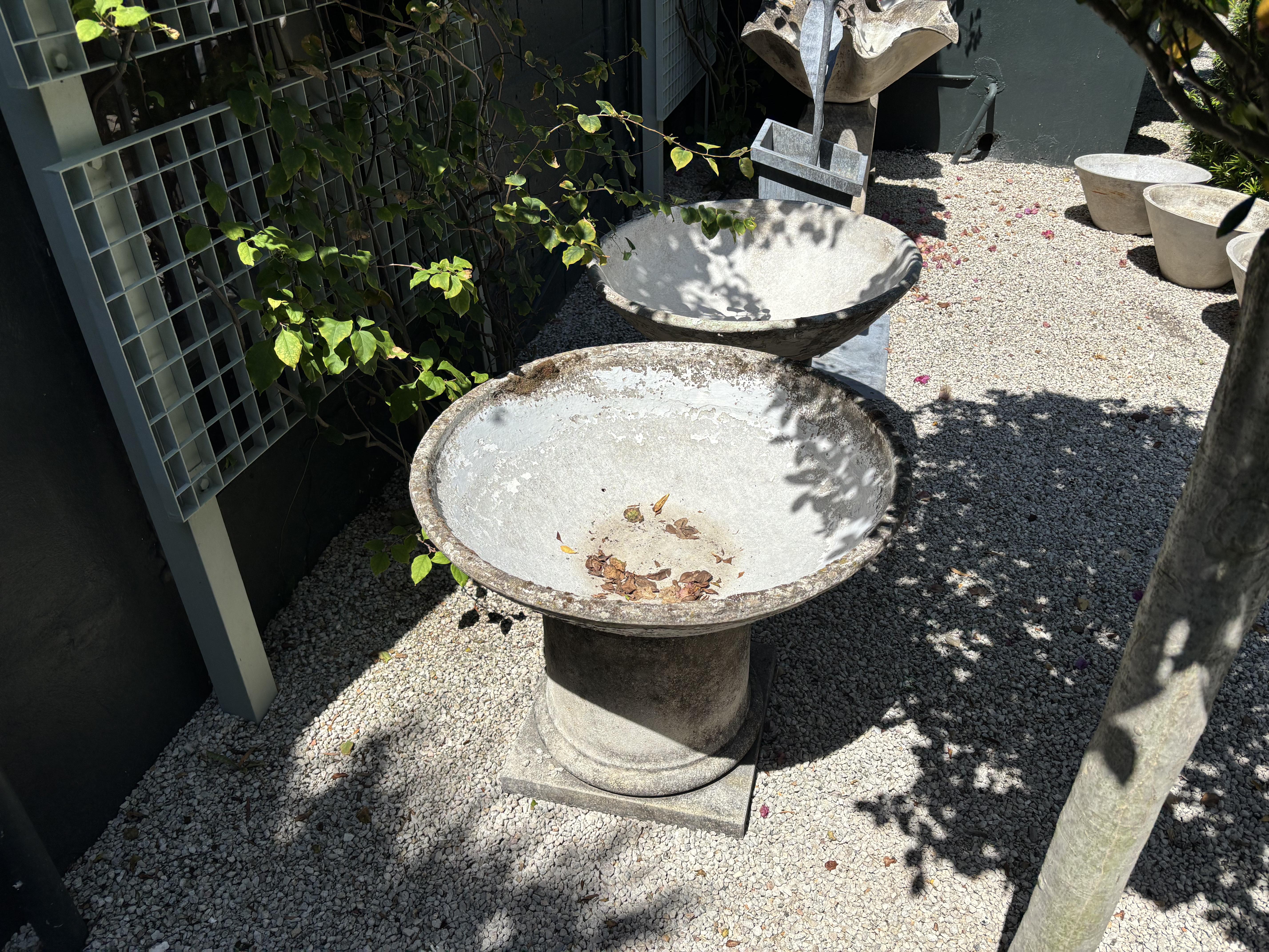 20e siècle Suisse Paire de jardinières similaires en forme de cône en Eternit par Willy Guhl Bon état - En vente à West Palm Beach, FL