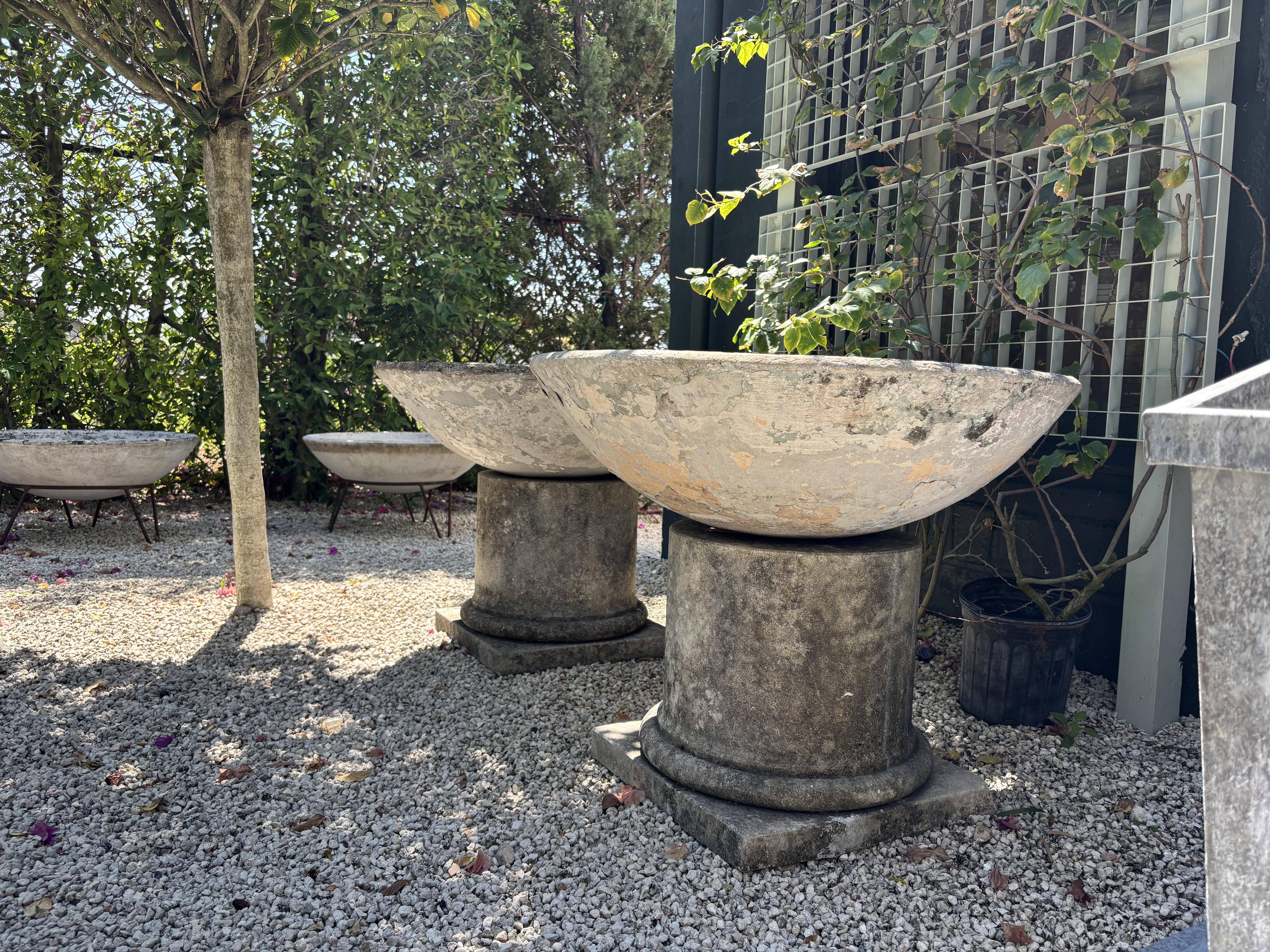 20ième siècle 20e siècle Suisse Paire de jardinières similaires en forme de cône en Eternit par Willy Guhl en vente